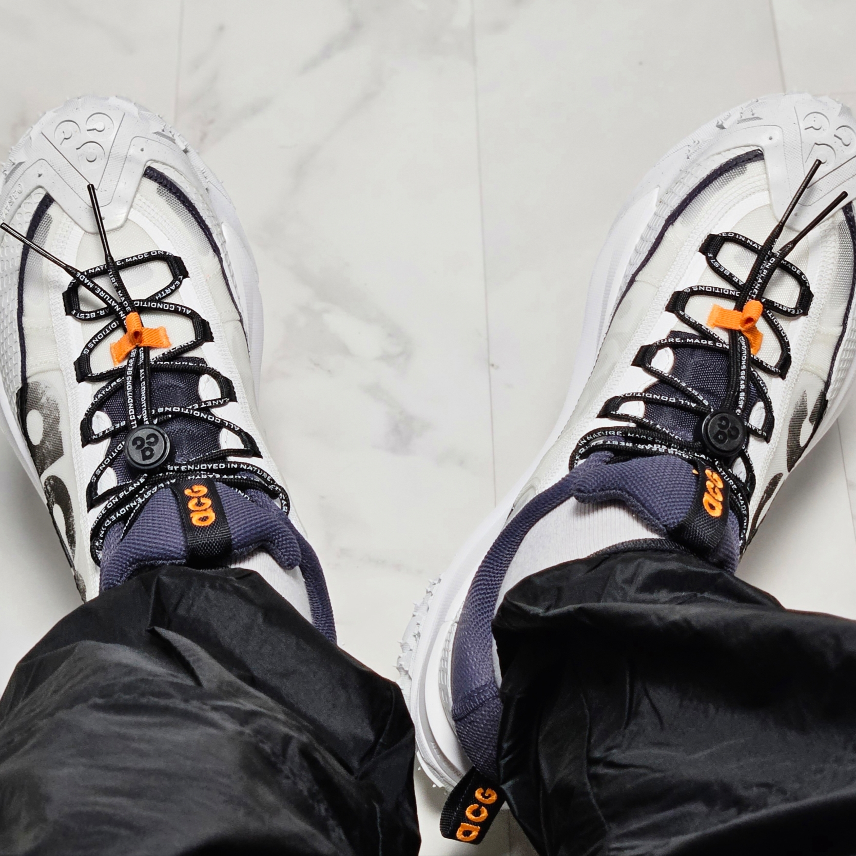 Nike ACG Mountain Fly 2 Low Summit White and Bright Mandarin 착용 스타일 - 6