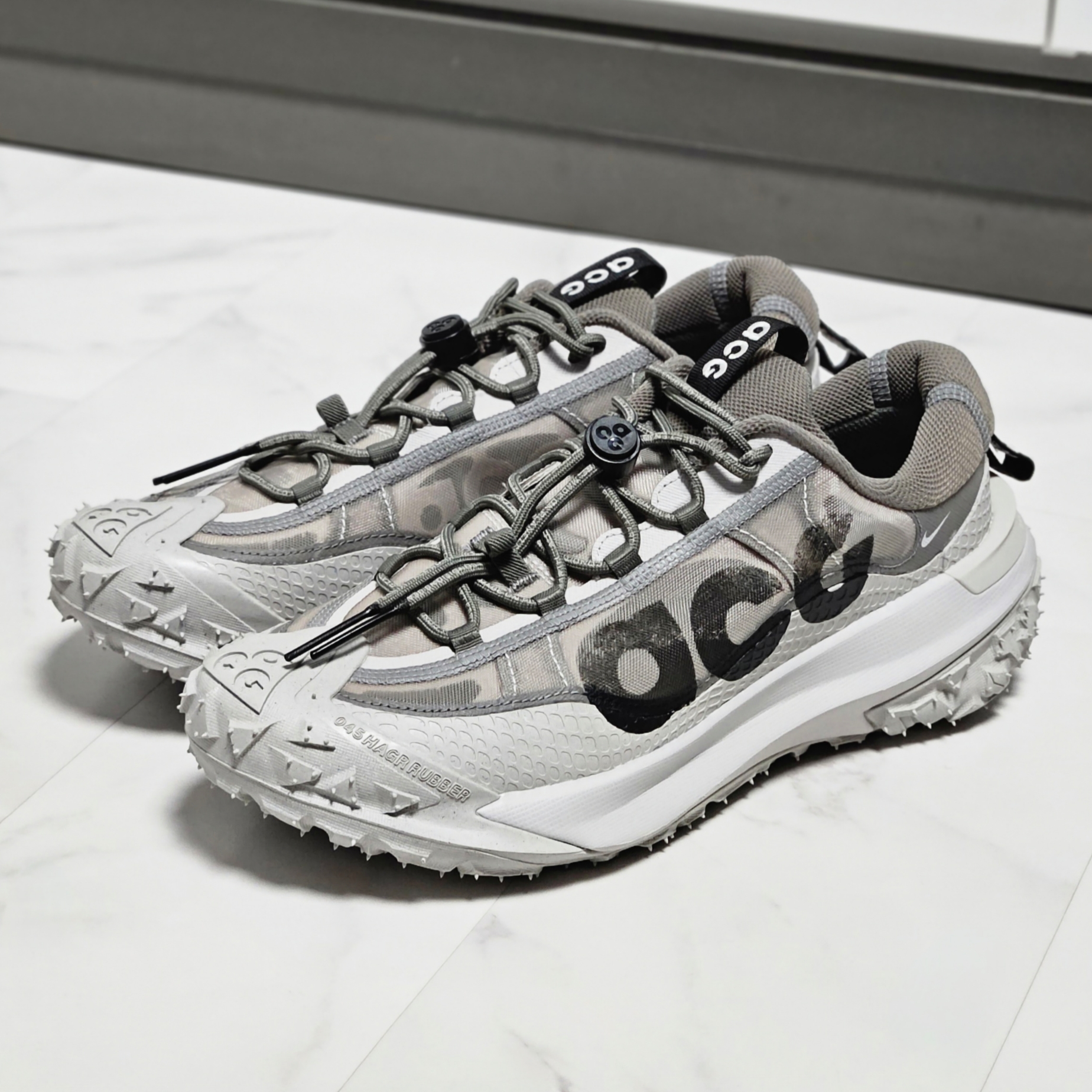Nike ACG Mountain Fly 2 Low Light Iron Ore Black 착용 스타일 - 5