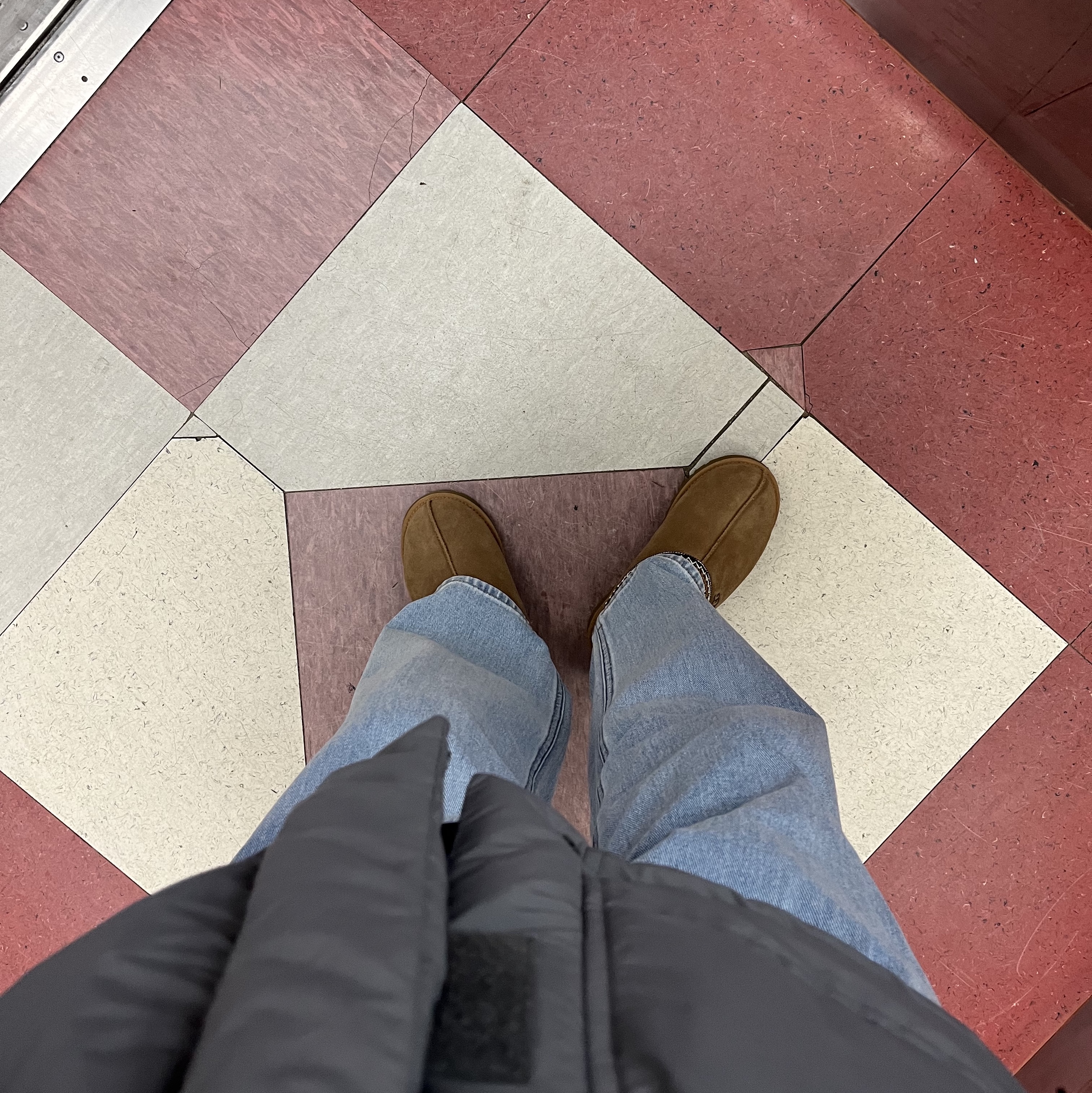 UGG Tasman Slipper Chestnut 착용 스타일 - 1