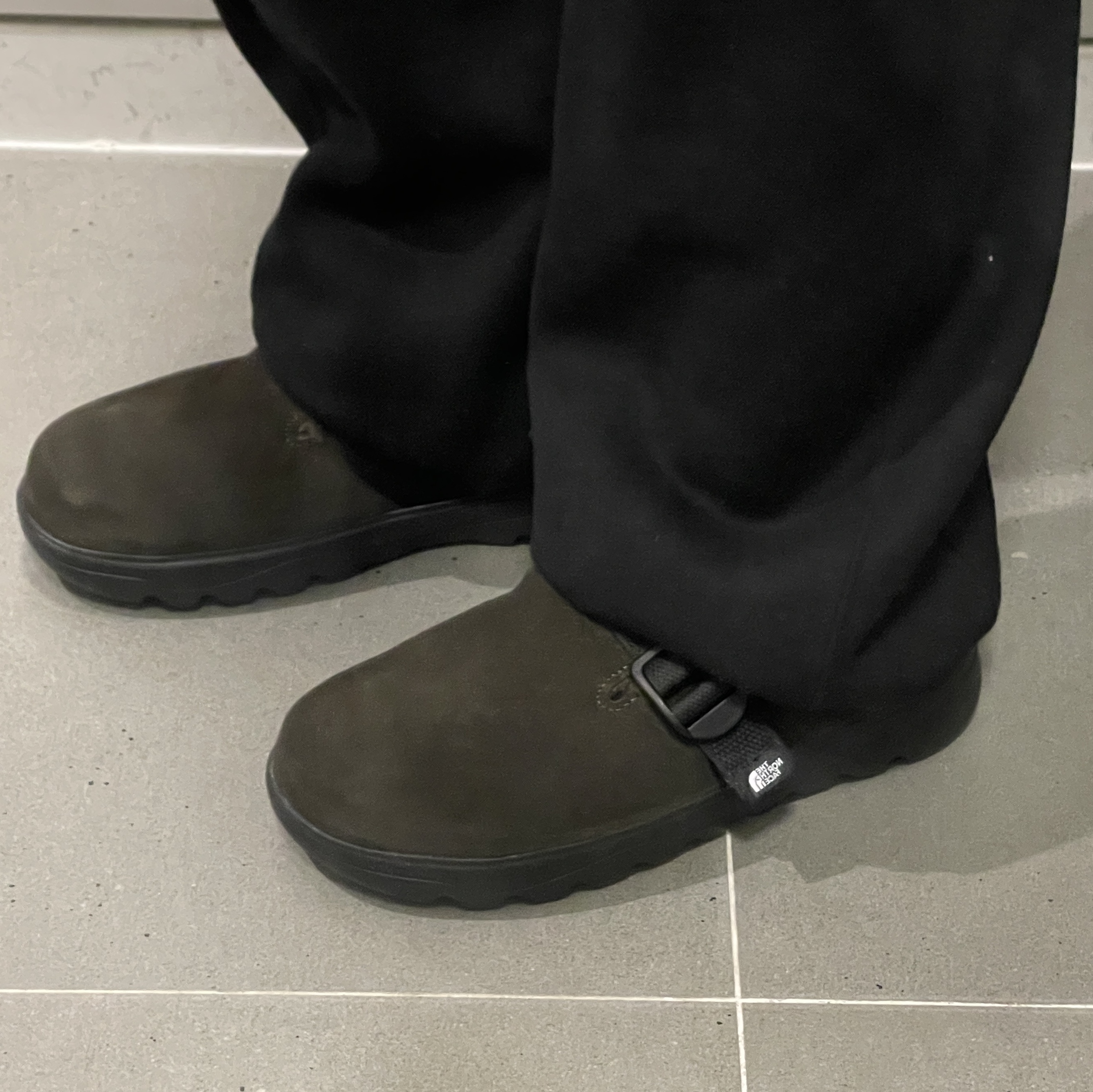 The North Face Buckle Mule Dark Brown 착용 스타일 - 2