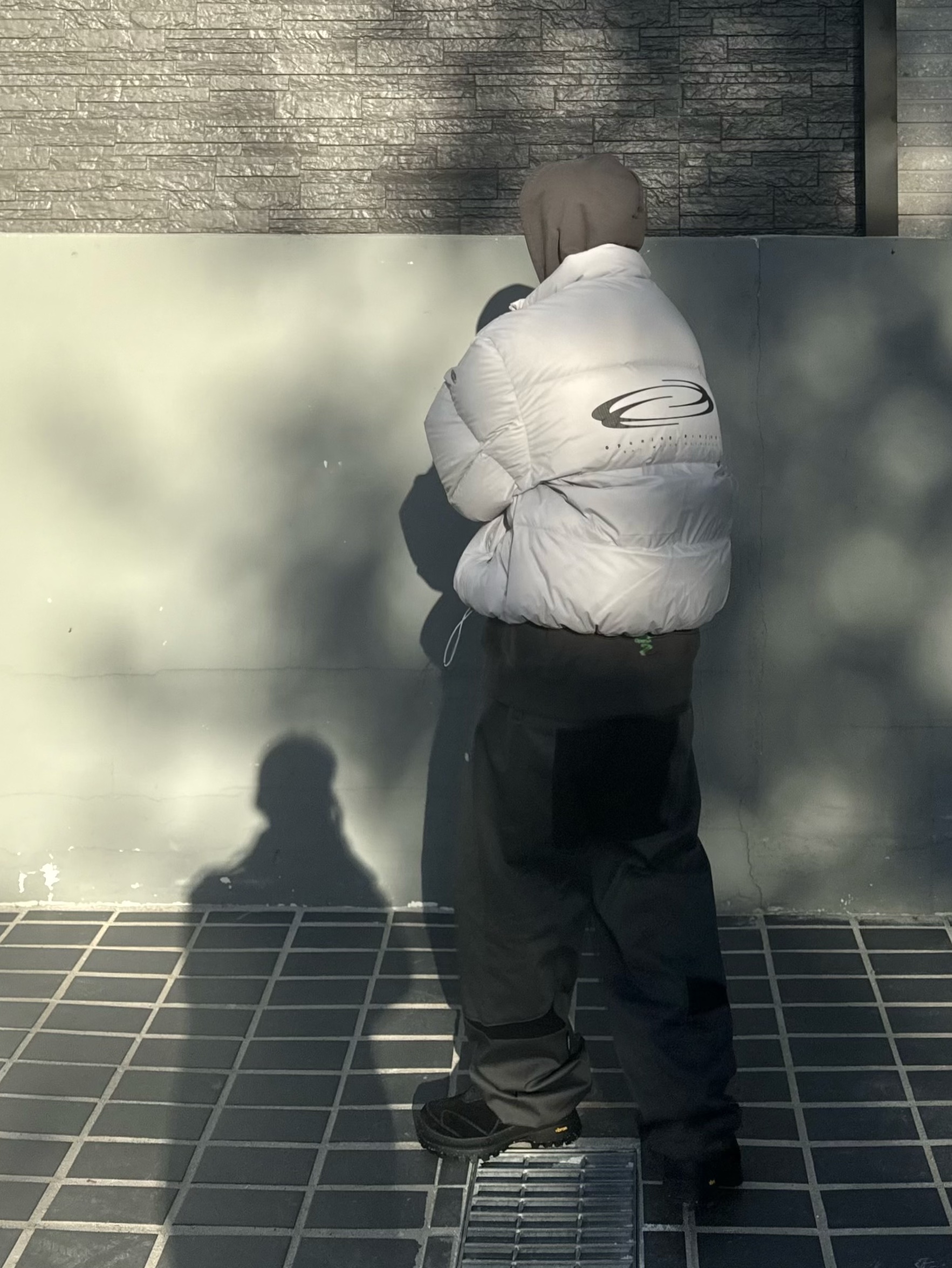 Opening Project Identity Down Jacket Light Grey 착용 스타일 - 5