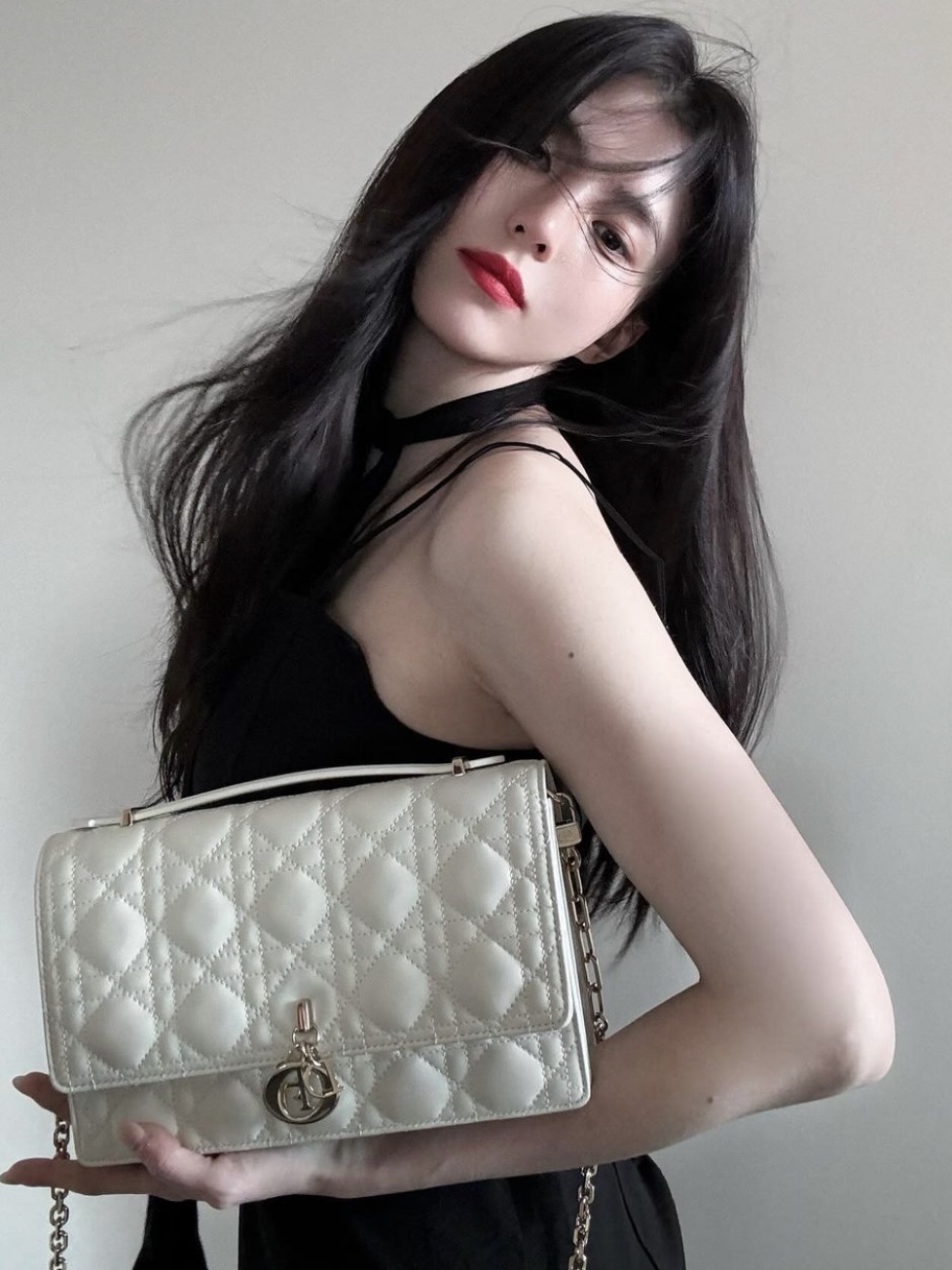 Dior Miss Dior Cannage Lambskin Top Handle Bag Latte 착용 스타일