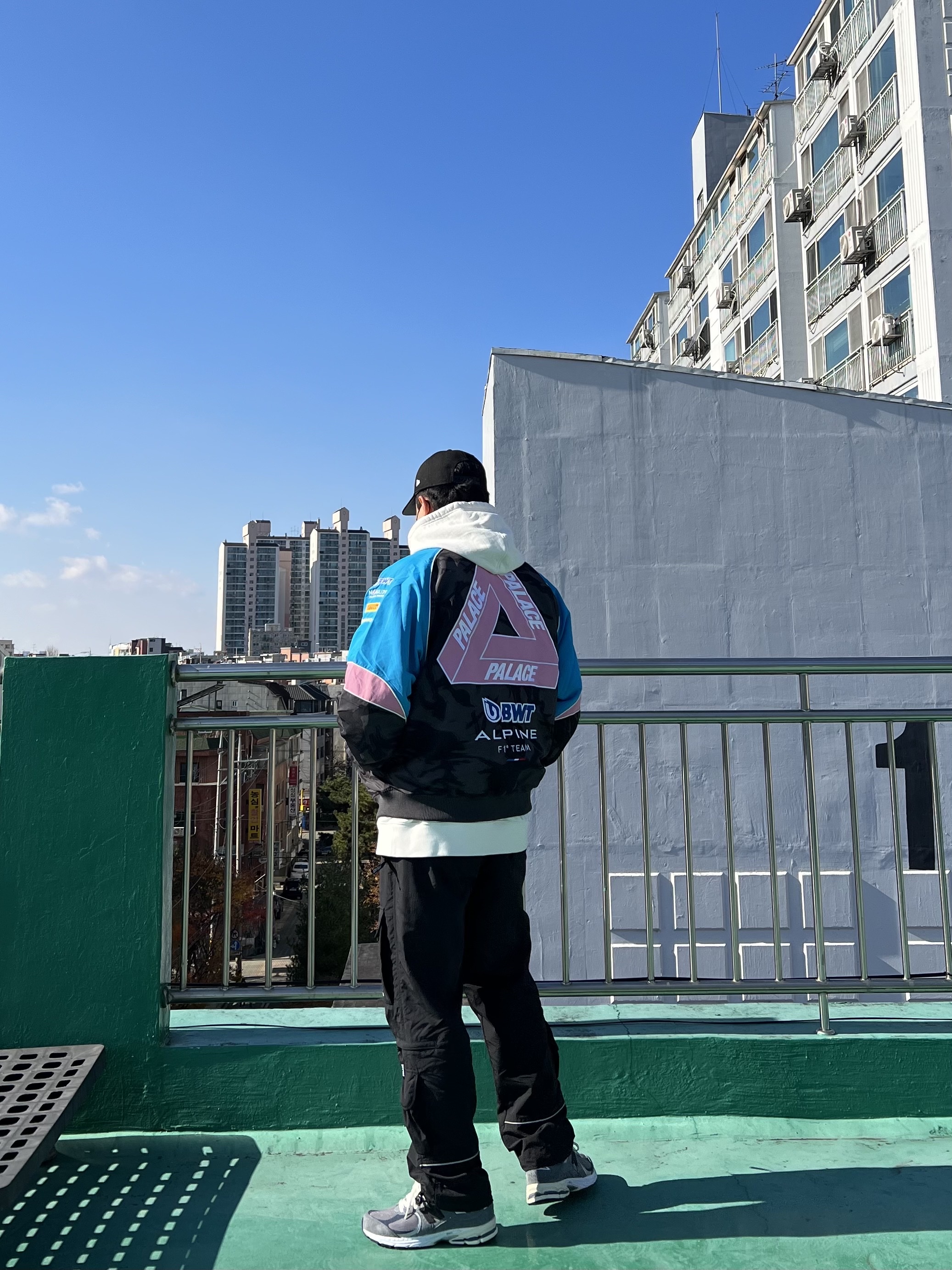 Palace New Era Low Profile P 9Fifty Black - 23FW, Palace Reacto Tri-Ferg Hood White - 23SS 착용 스타일 - 3