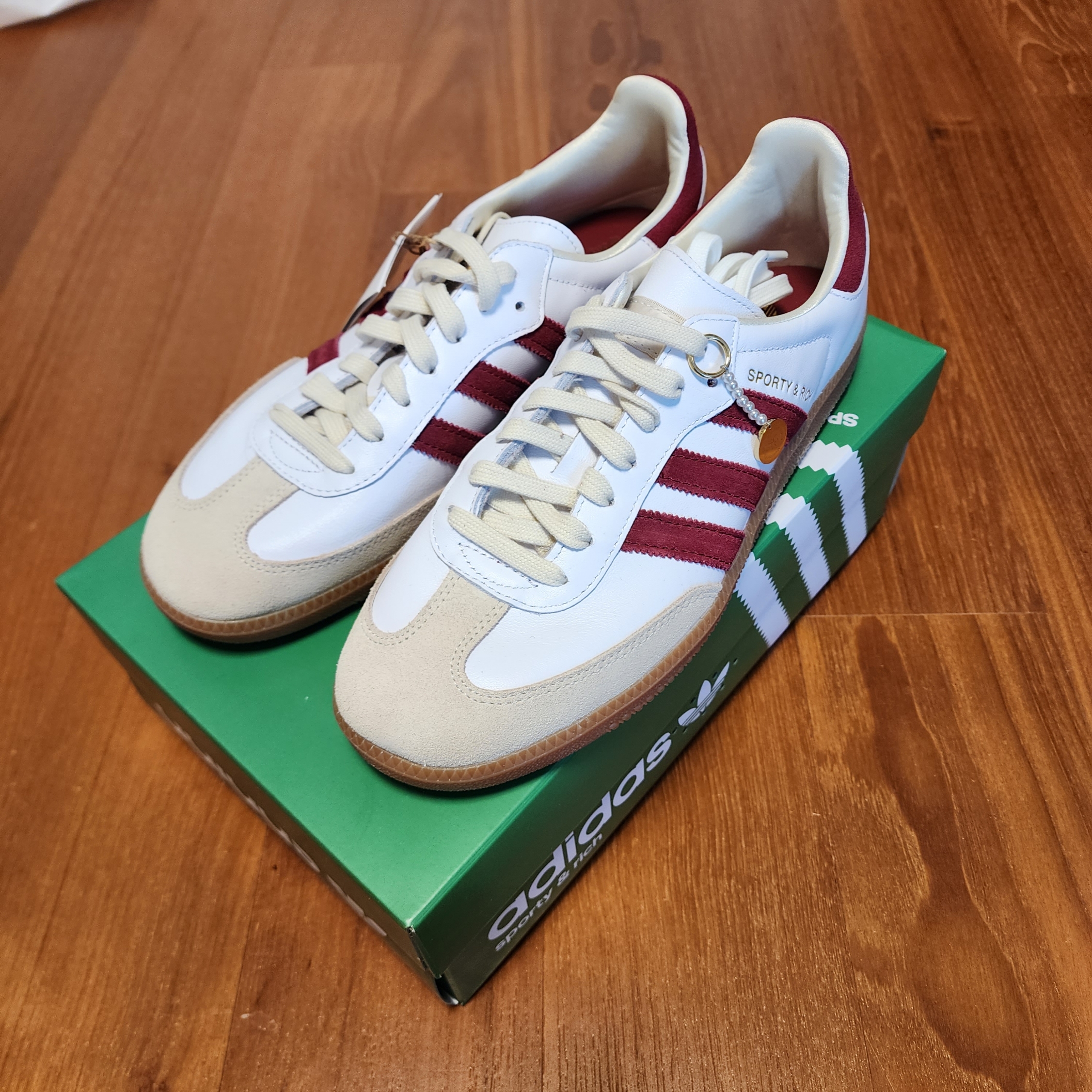 Adidas x Sporty & Rich Samba OG Cloud White Collegiate Burgundy 착용 스타일 - 3