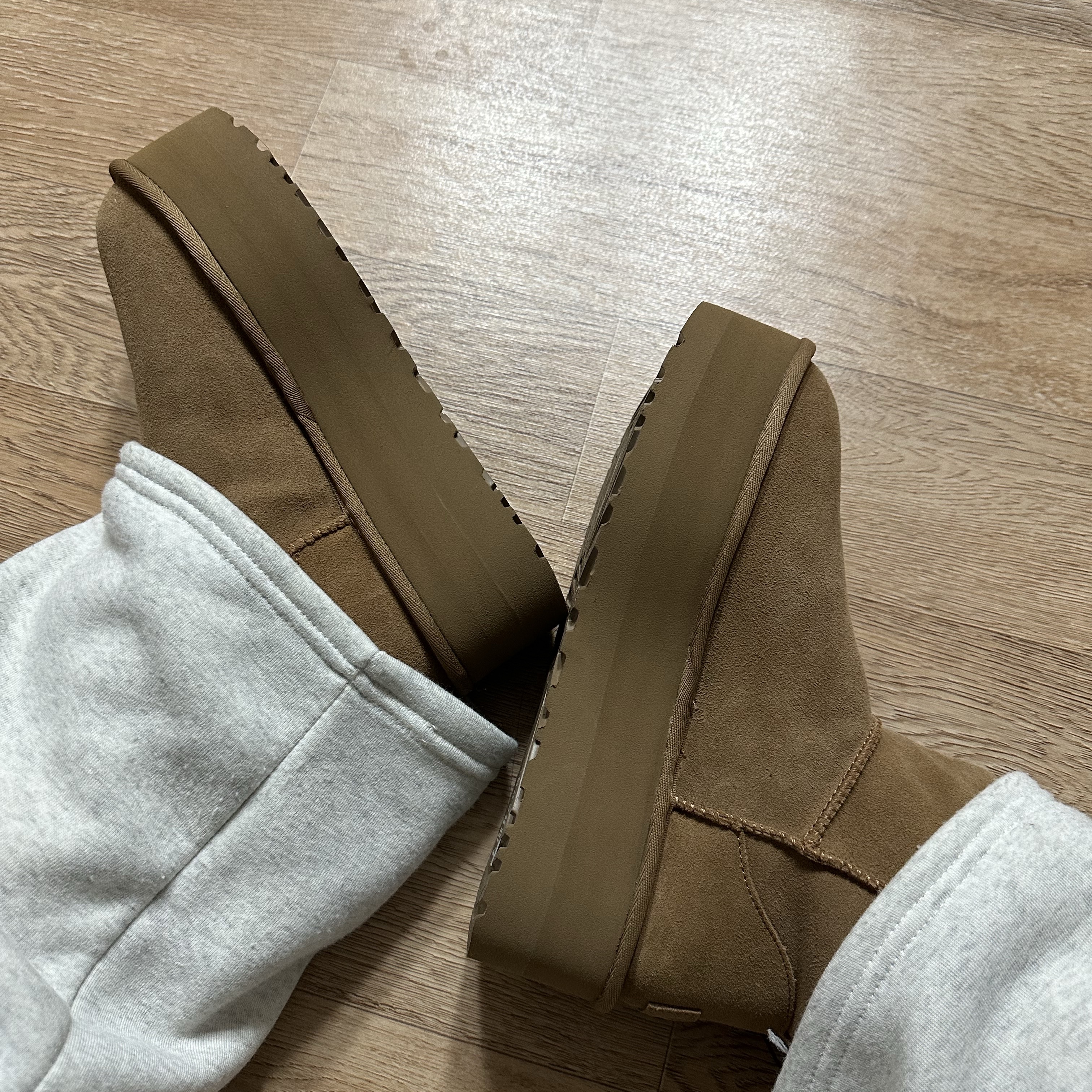 (W) UGG Classic Mini Platform Boots Chestnut 착용 스타일 - 2
