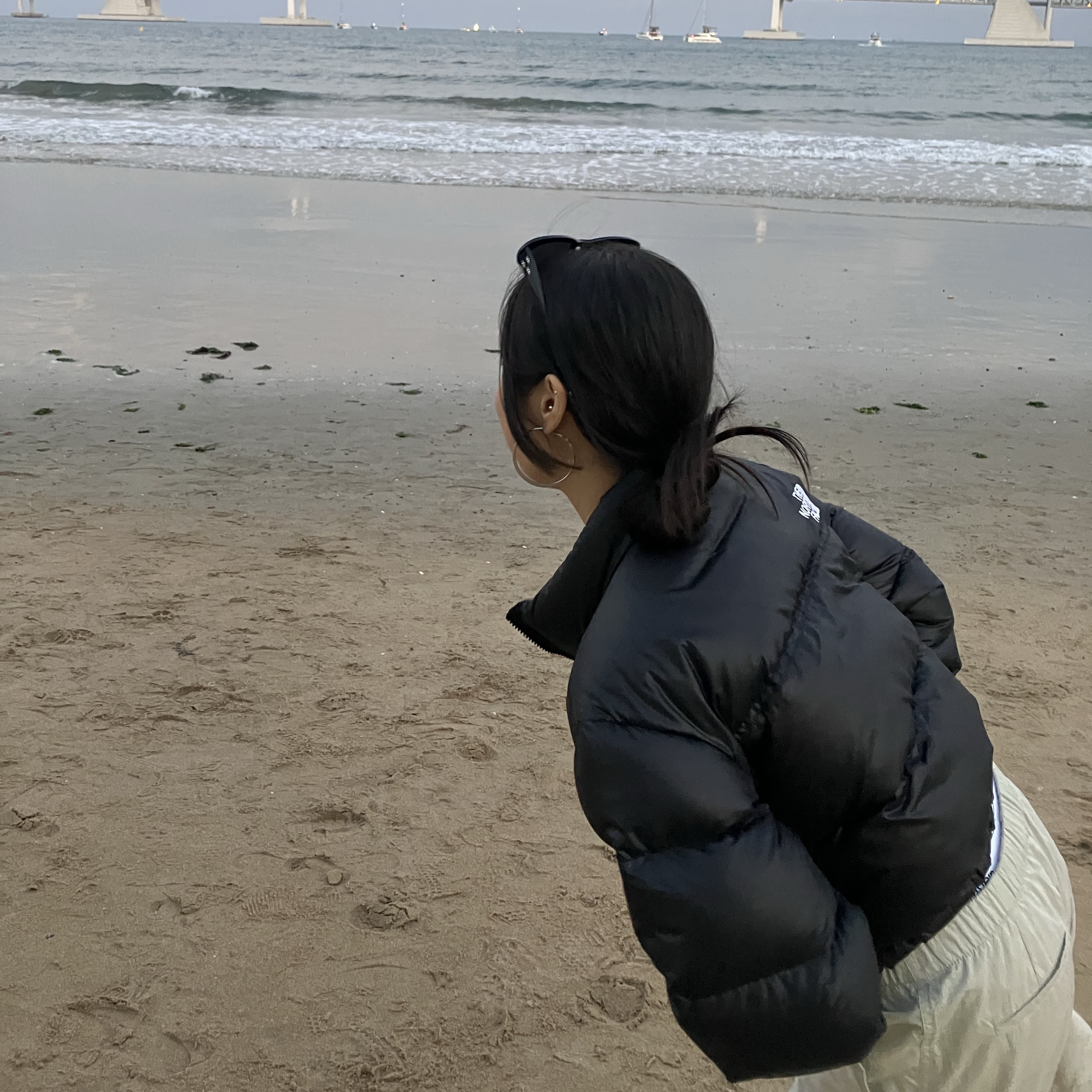 (W) The North Face Nuptse Short Jacket Black, COS Quilted Micro Bag Black 착용 스타일 - 3