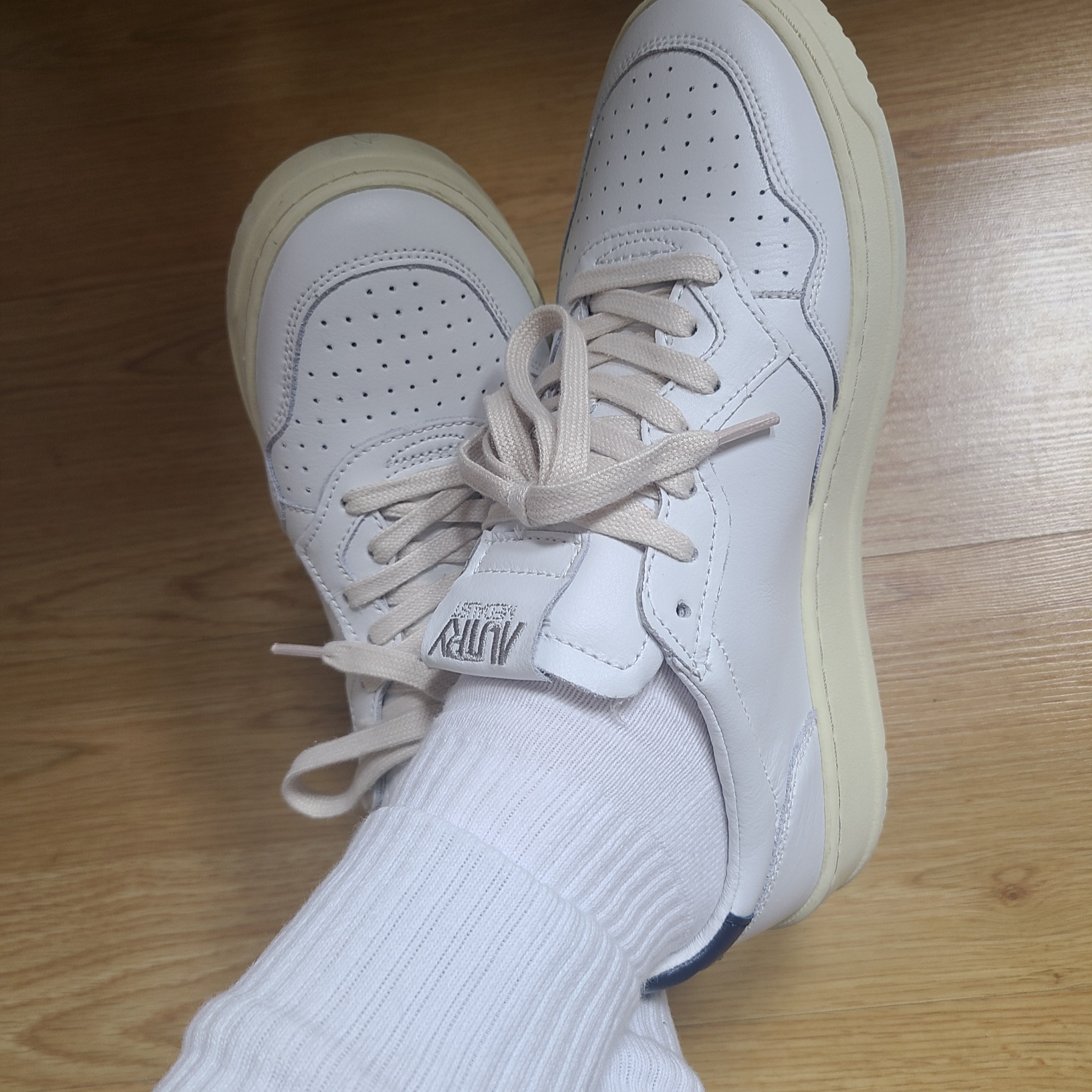 Autry Medalist Low Leather Sneakers White Blue 착용 스타일 - 3