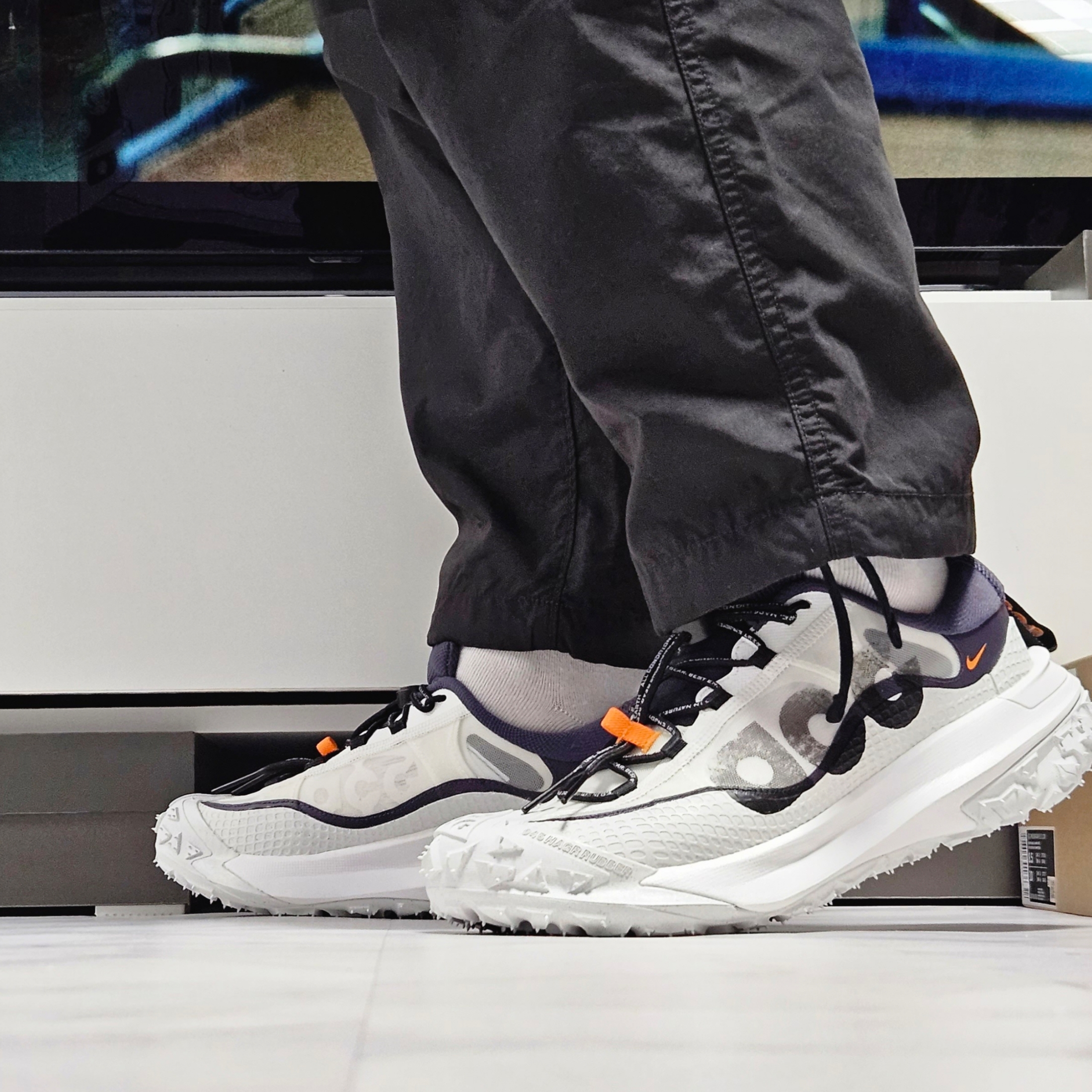 Nike ACG Mountain Fly 2 Low Summit White and Bright Mandarin 착용 스타일 - 5