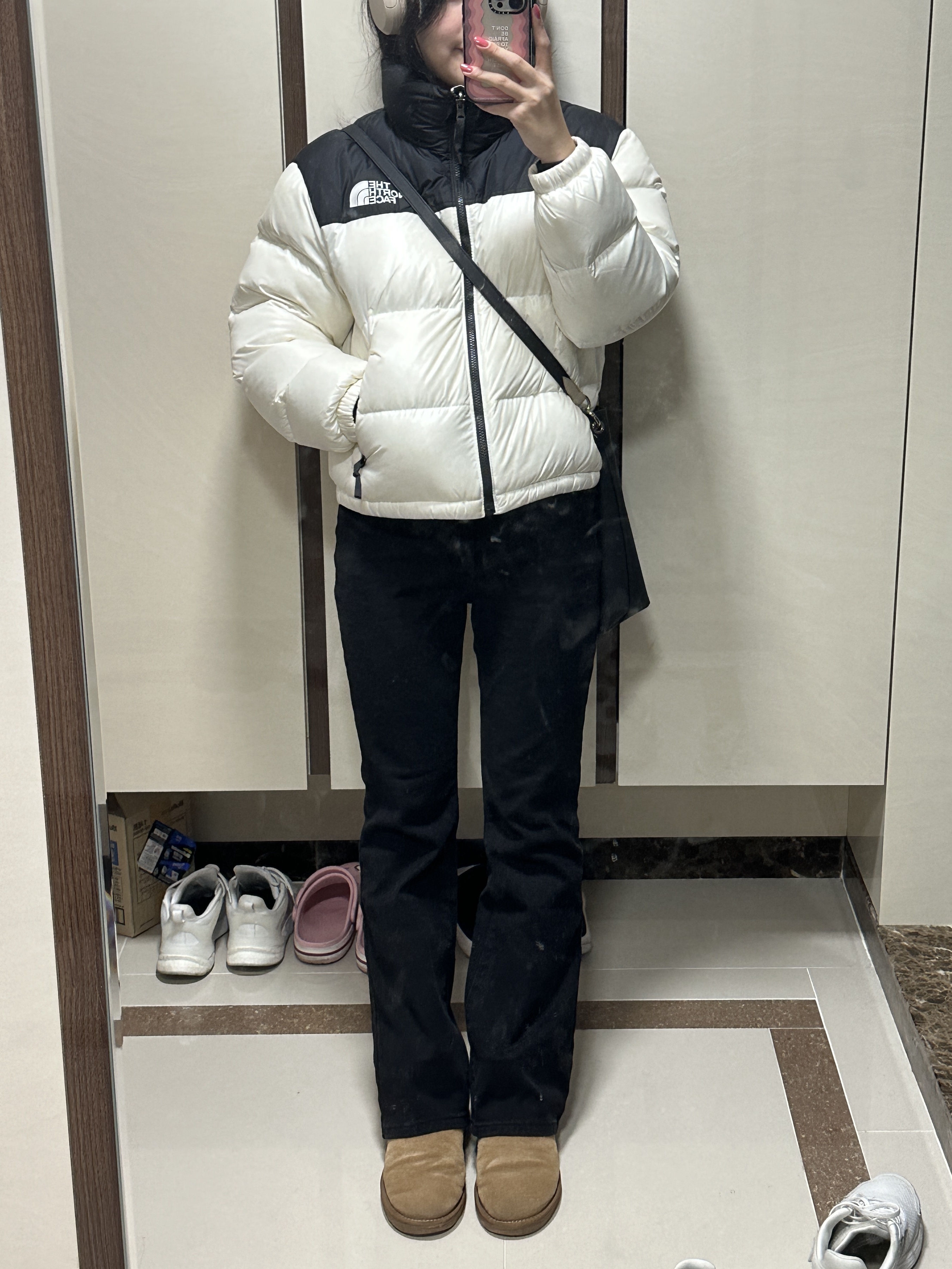 (W) The North Face Nuptse Hybrid Down Ball Jacket Ivory, (W) UGG Classic Mini II Boots Chestnut 착용 스타일
