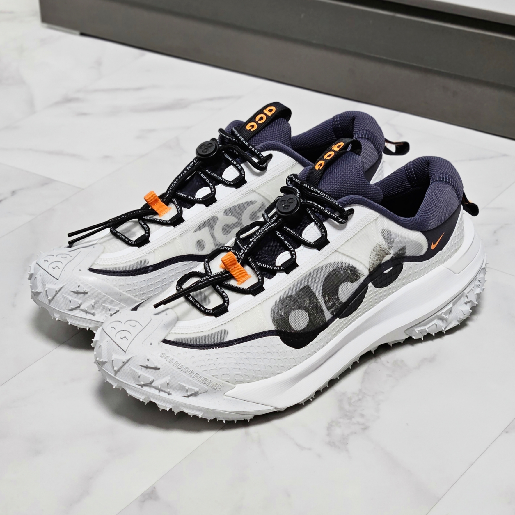 Nike ACG Mountain Fly 2 Low Summit White and Bright Mandarin 착용 스타일 - 7