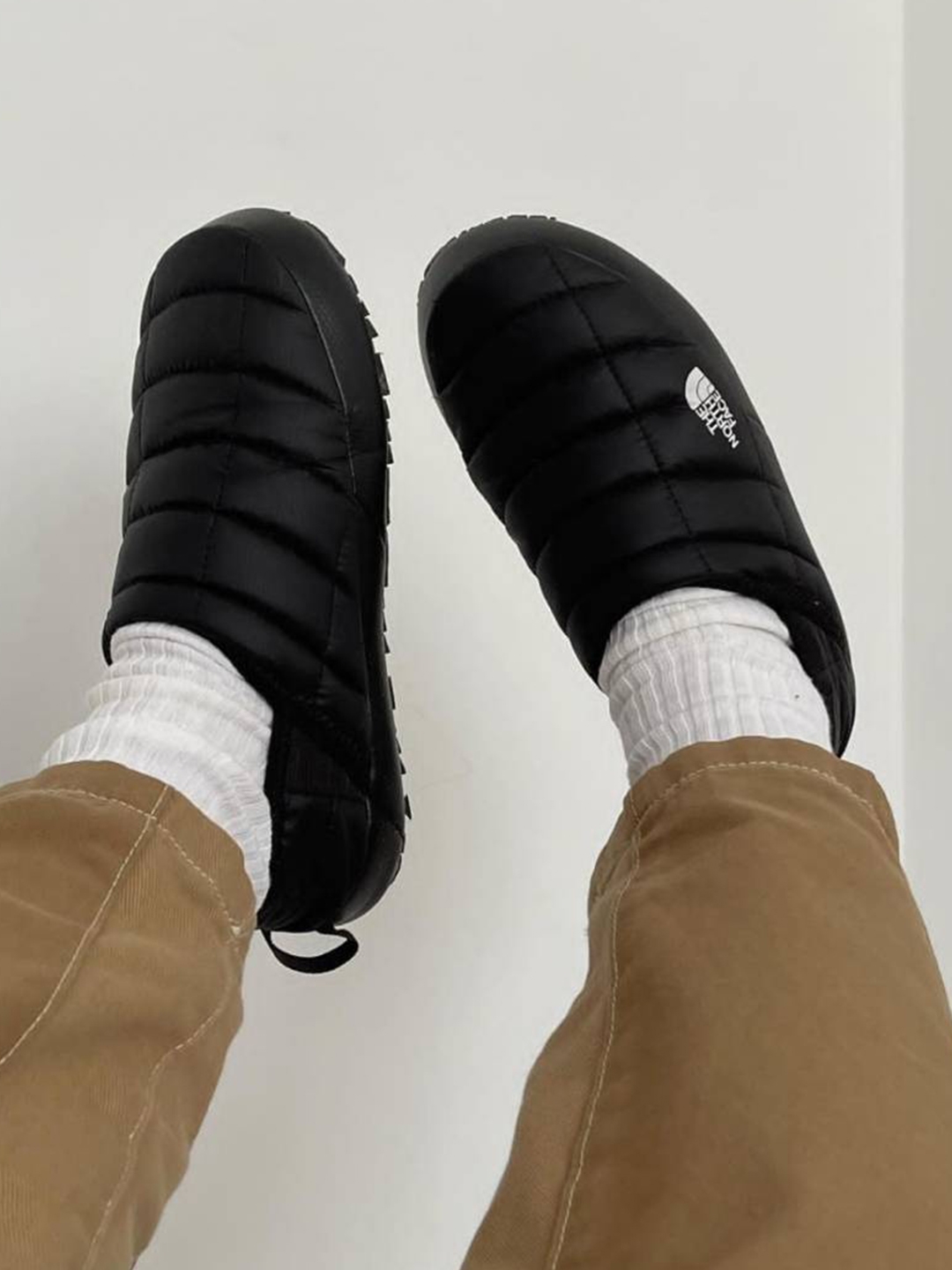 The North Face Thermoball Traction Mule V Black, (W) The North Face Thermoball Traction Mule V Black 착용 스타일 - 4