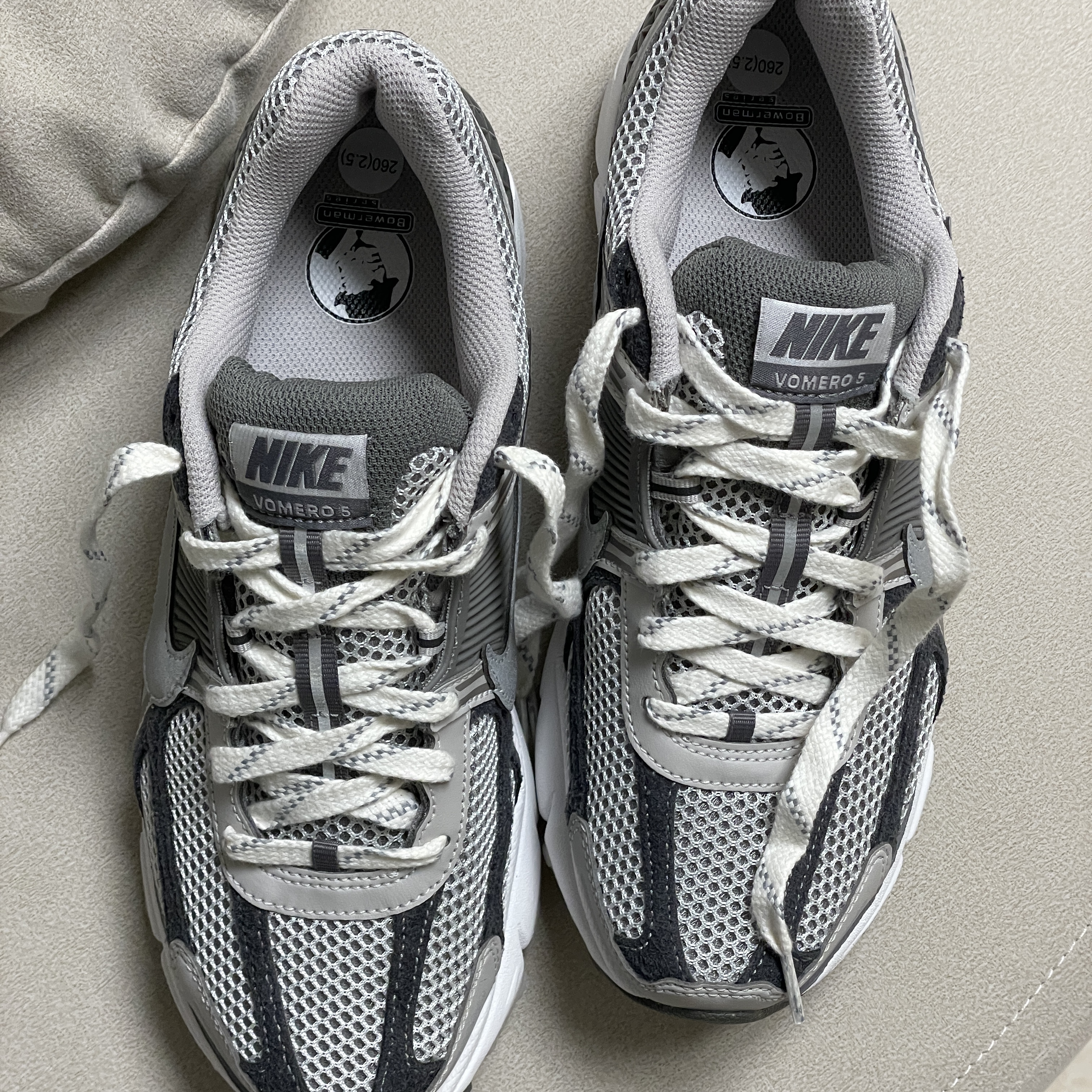 Nike Zoom Vomero 5 PRM Light Iron Ore and Flat Fewter 착용 스타일 - 2