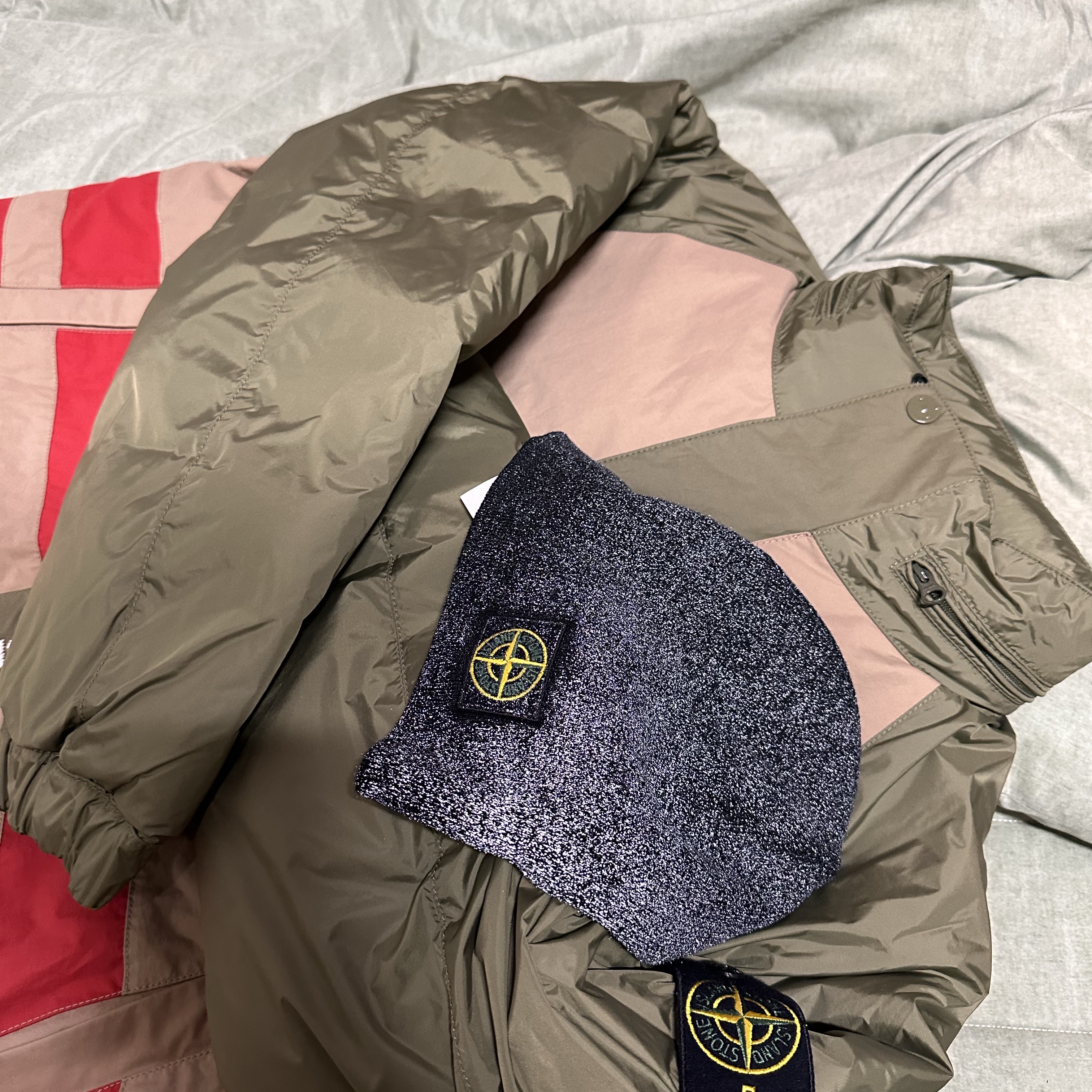 Supreme x Stone Island Reversible Down Puffer Jacket Olive - 23FW, Supreme x Stone Island Reflective Beanie Black - 23FW 착용 스타일 - 2