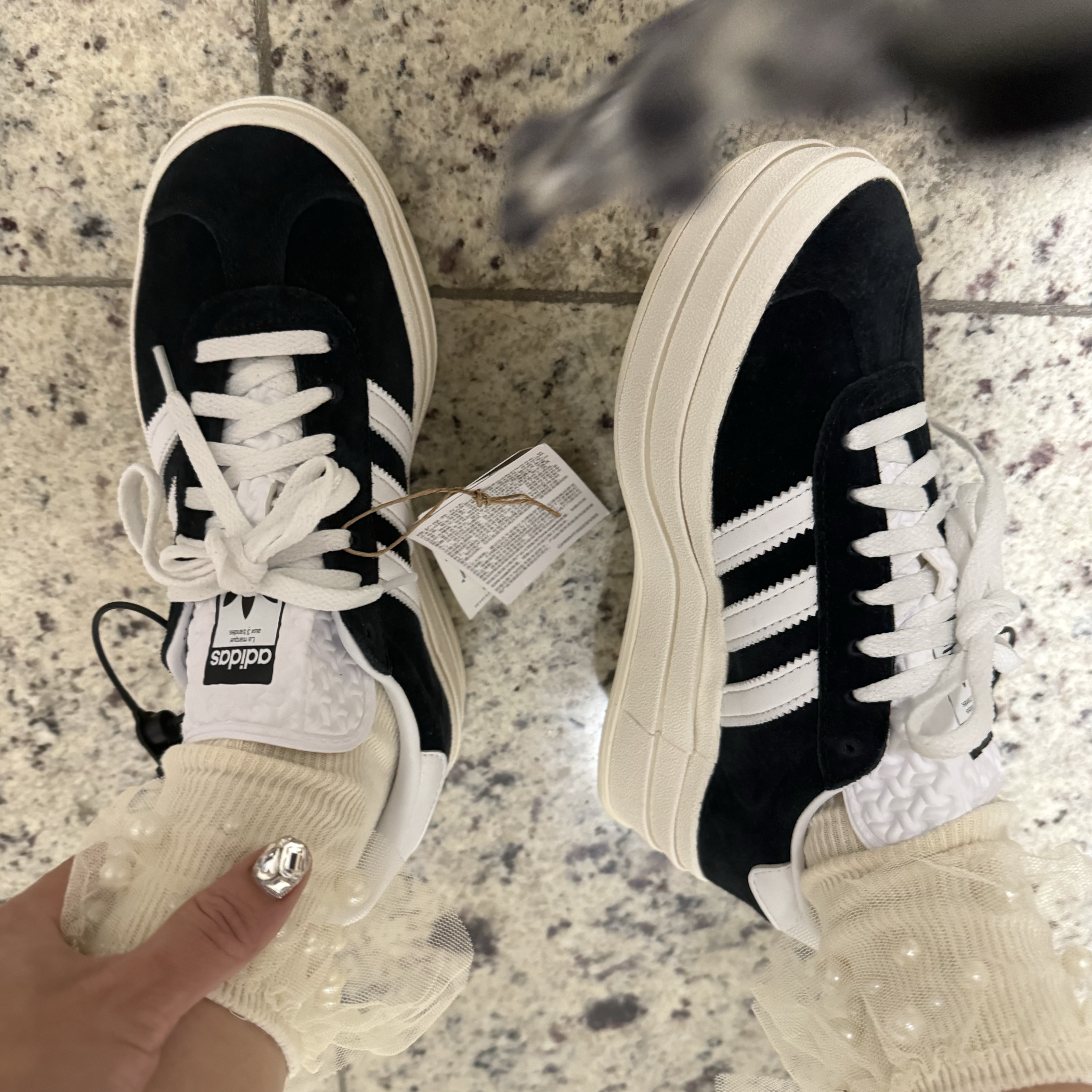 (W) Adidas Gazelle Bold Core Black Cloud White, (W) Adidas Gazelle Bold Pink Glow Victory Blue 착용 스타일 - 4
