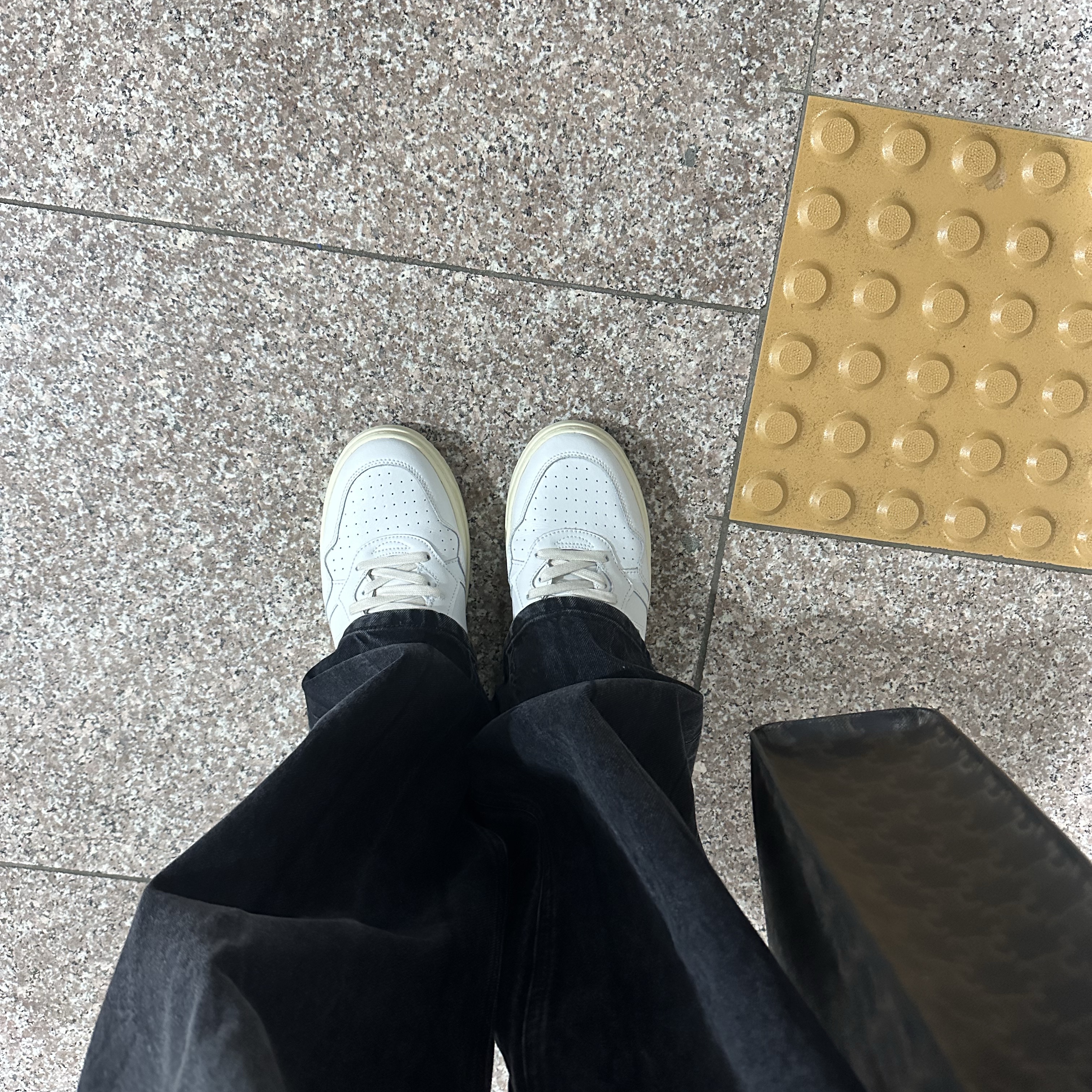 Autry Medalist Low Leather Sneakers White 착용 스타일