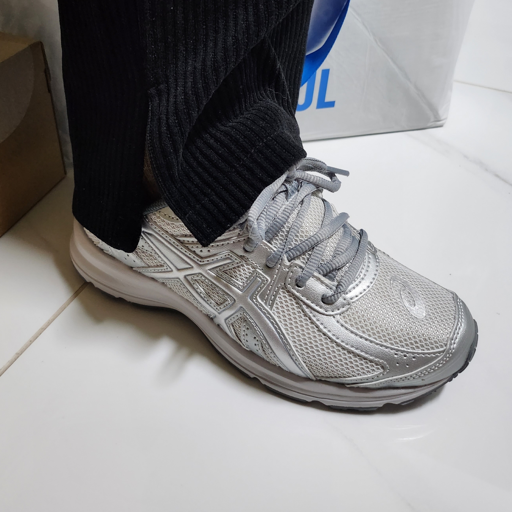 Asics Jog 100 S SMU Glacier Grey Pure Silver - 2E Wide 착용 스타일 - 2