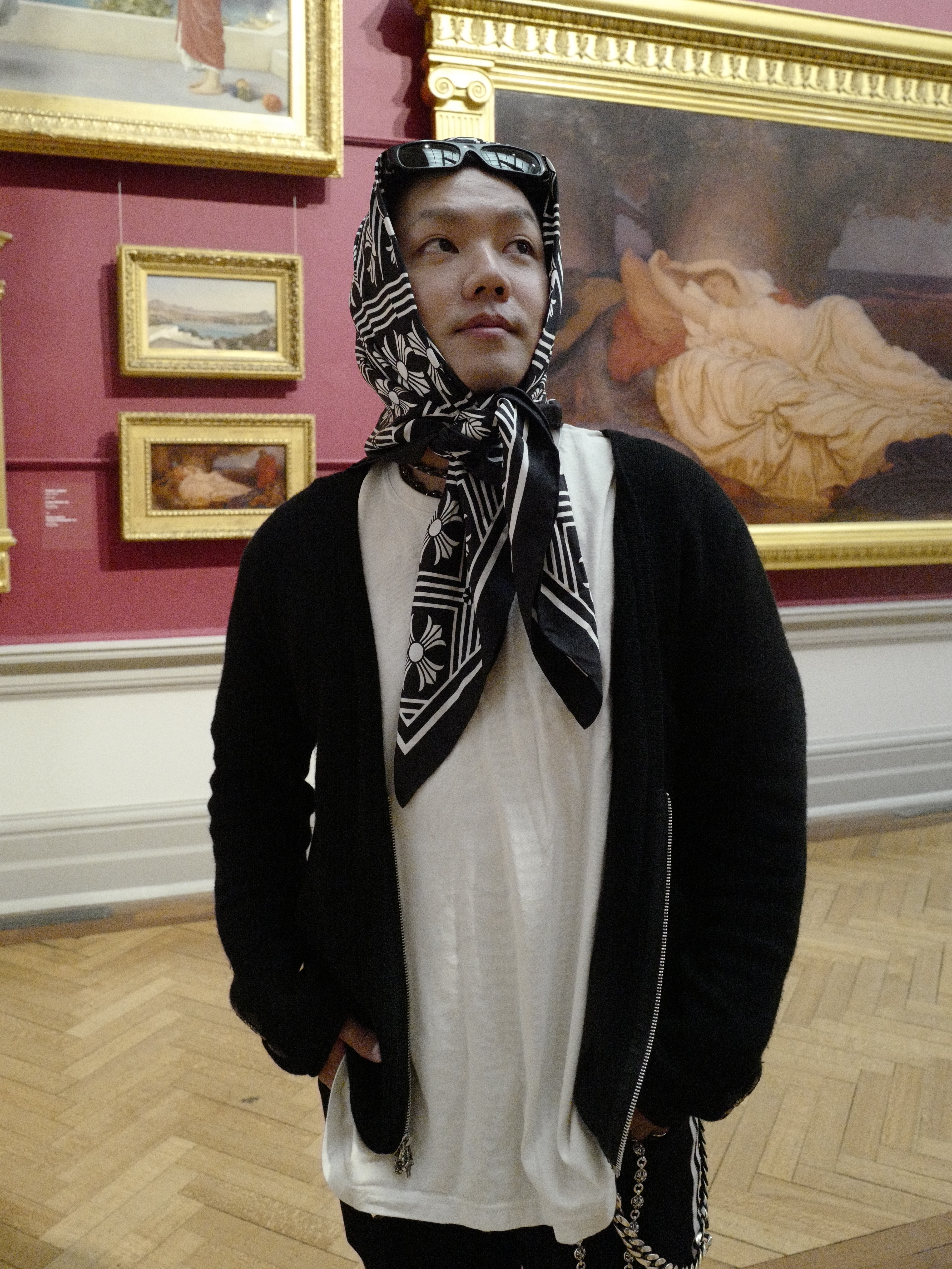 Chrome Hearts Silk Scarf Black 착용 스타일 - 2