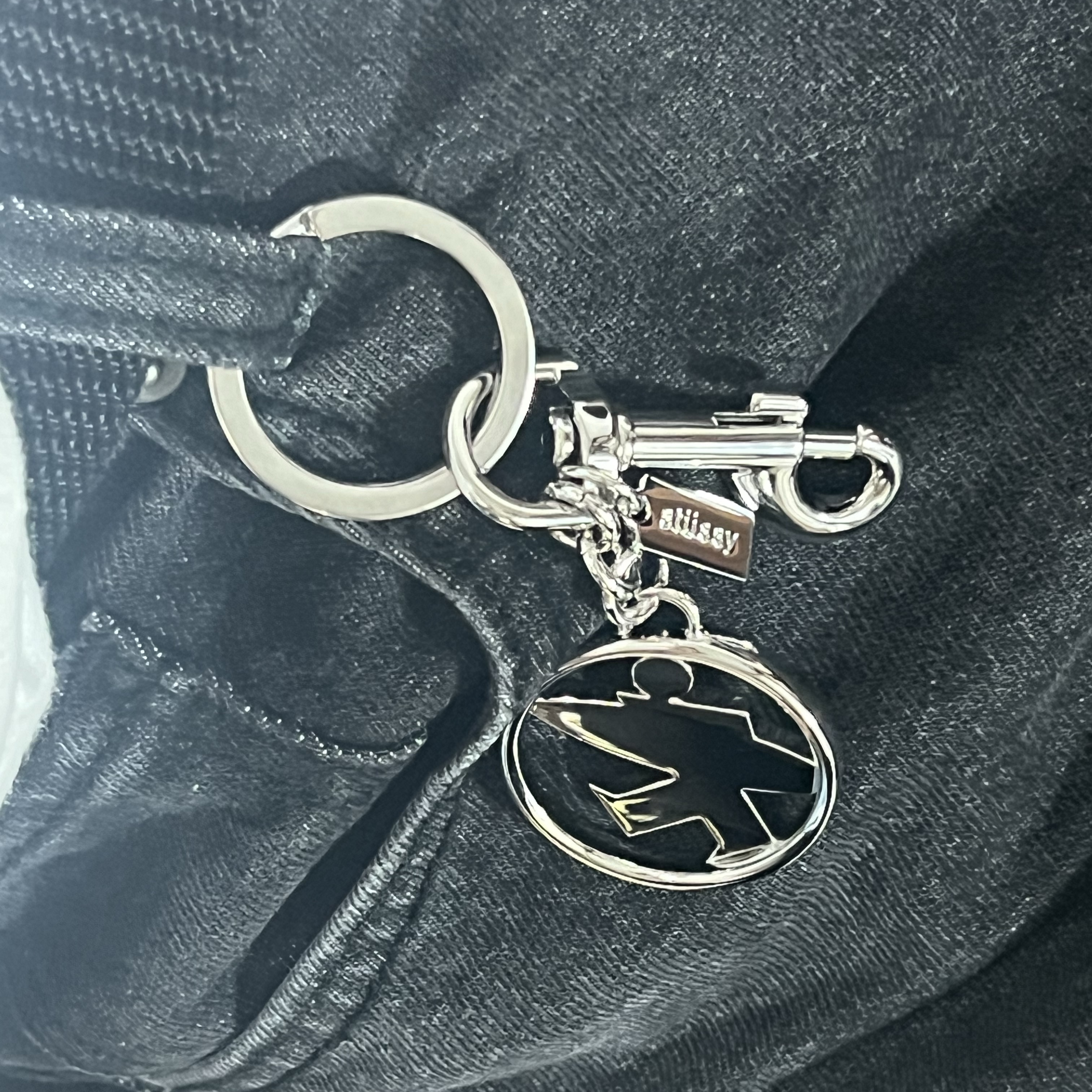 Stussy Surfman Keychain Silver 착용 스타일 - 3