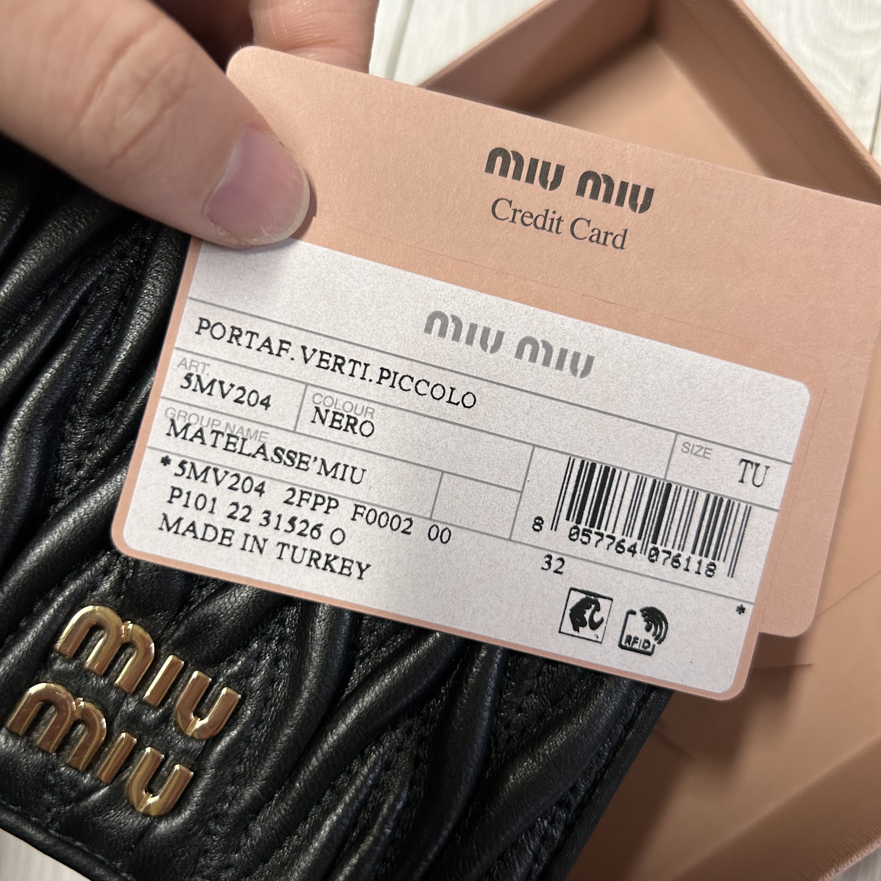 Miu Miu Matelasse Nappa Leather Wallet Black 착용 스타일 - 1