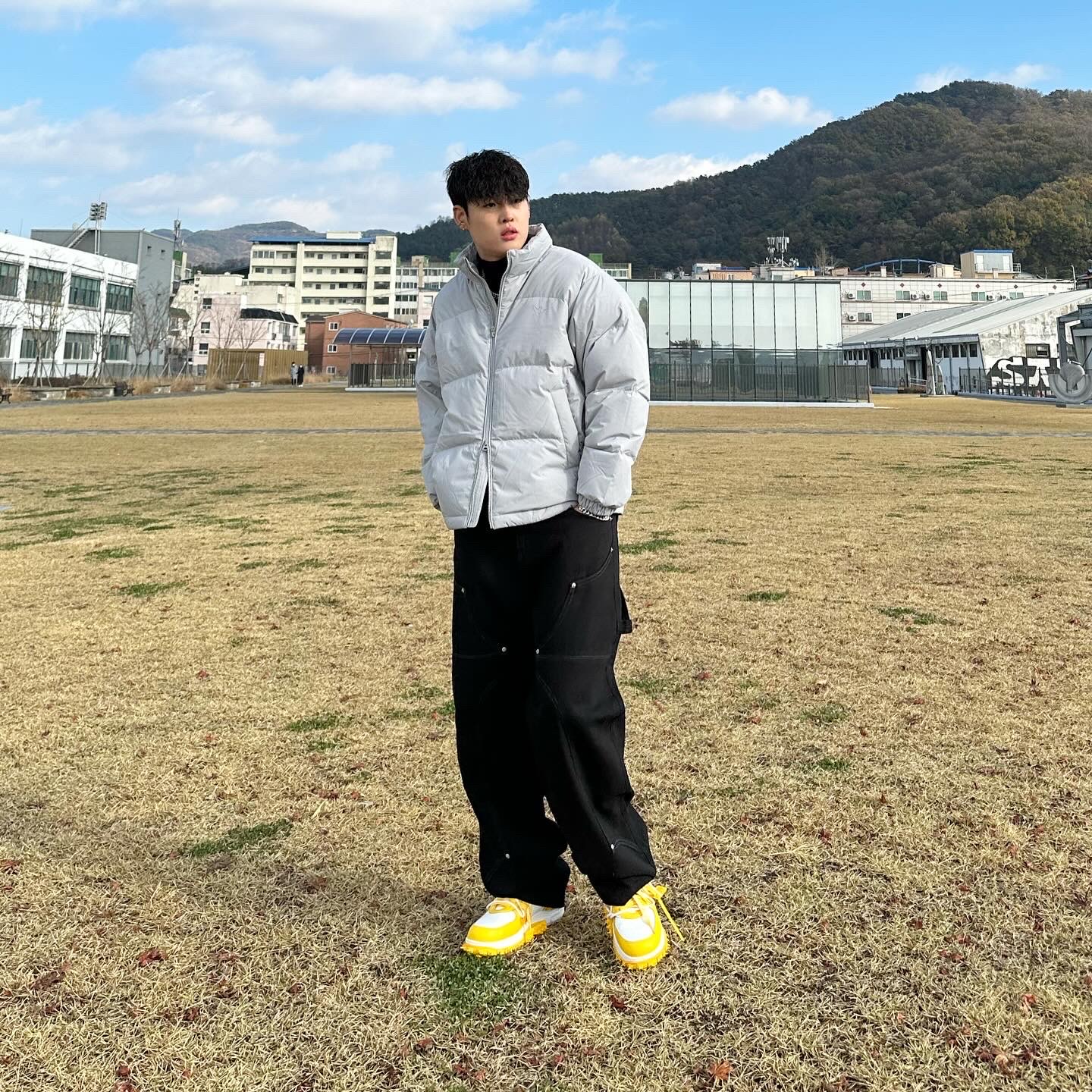 Nike x Off-White Air Force 1 Mid SP Leather Varsity Maize 착용 스타일 - 3