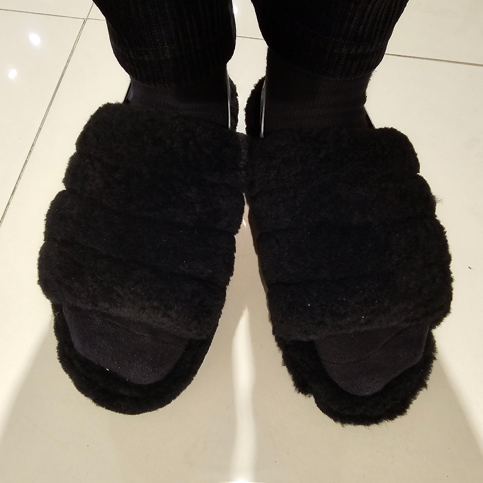 (W) UGG Fluff Yeah Slide Black 착용 스타일 - 3
