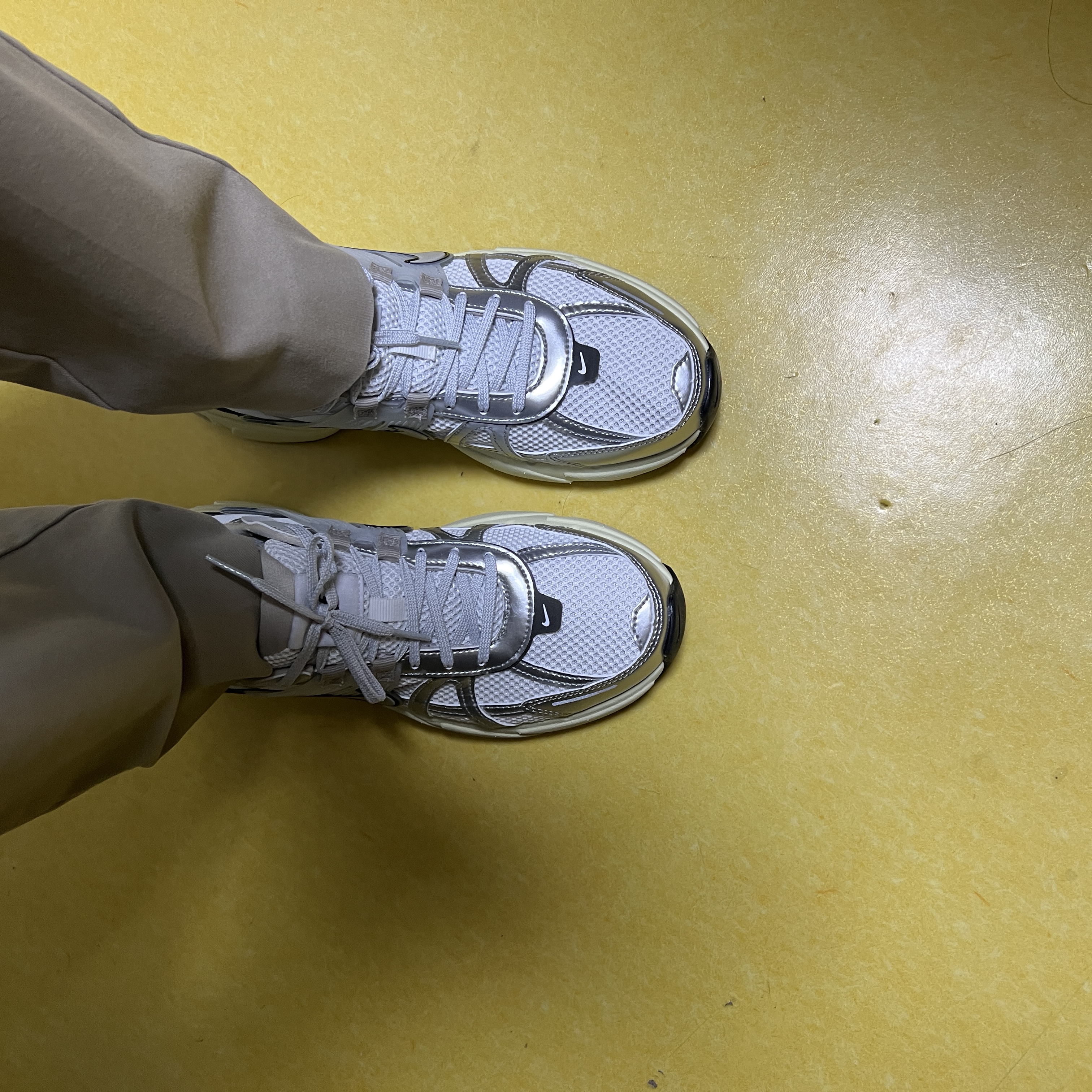 Nike V2K Run Summit White Metallic Silver 착용 스타일 - 3