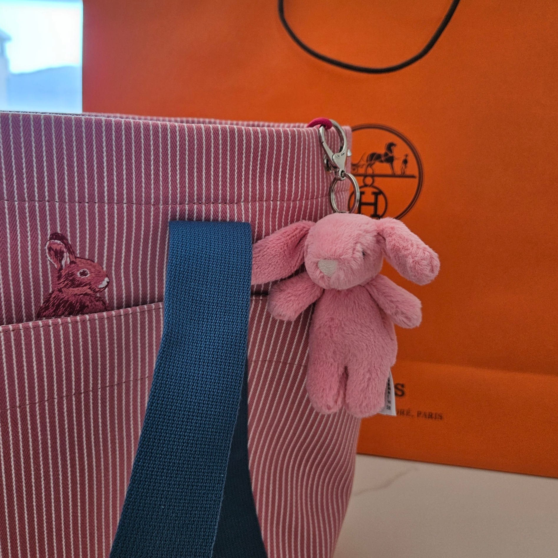 Jellycat Bashful Bunny Bag Charm Pink 착용 스타일 - 1