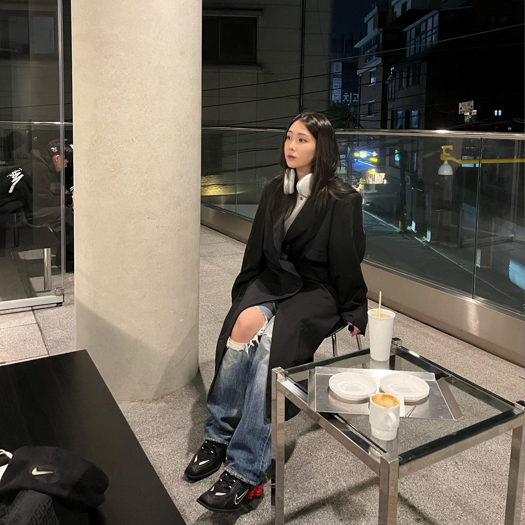 Nike x Martine Rose Shox MR4 Black 착용 스타일 - 2