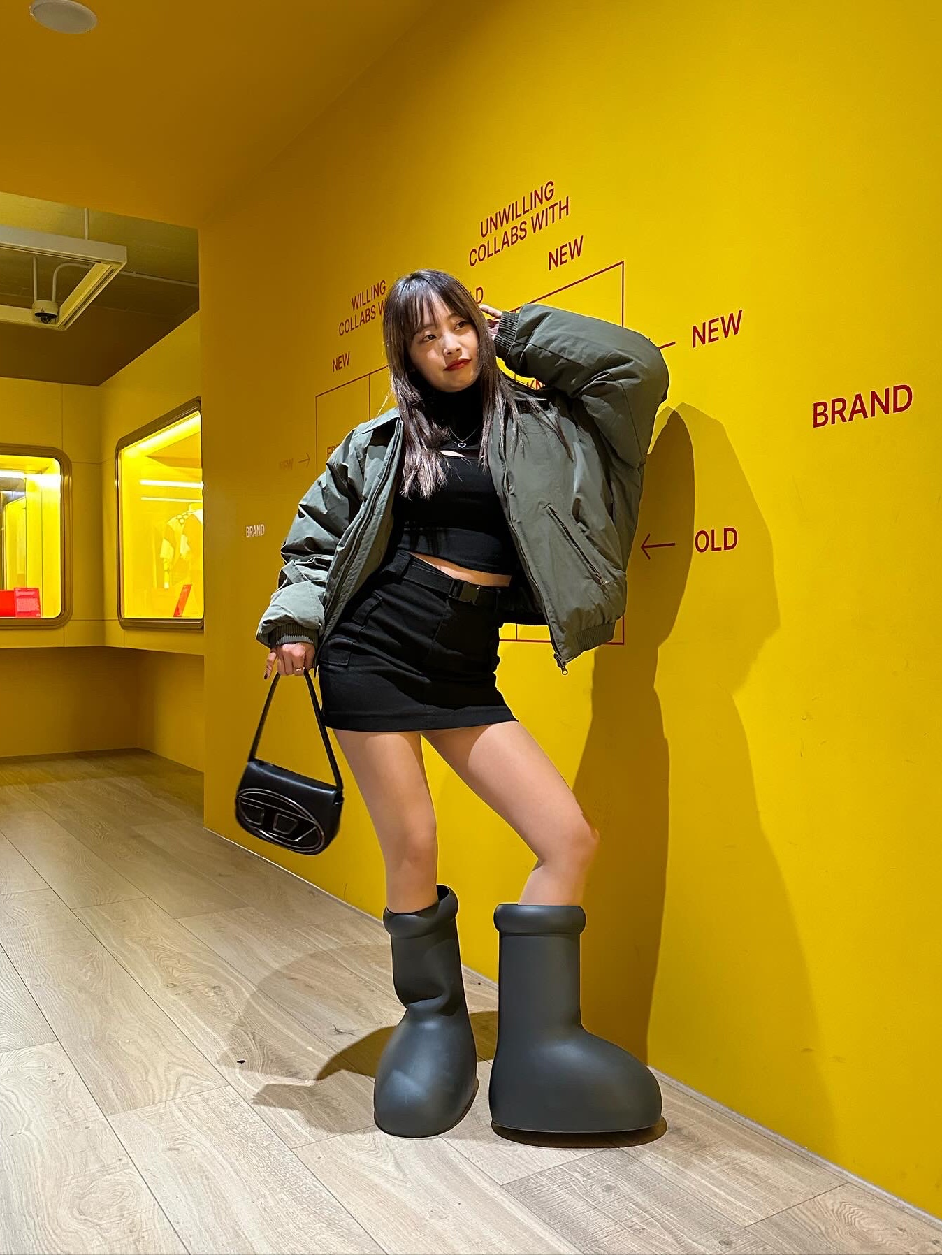 Diesel 1DR Shoulder Bag in Nappa Leather Black 착용 스타일 - 2