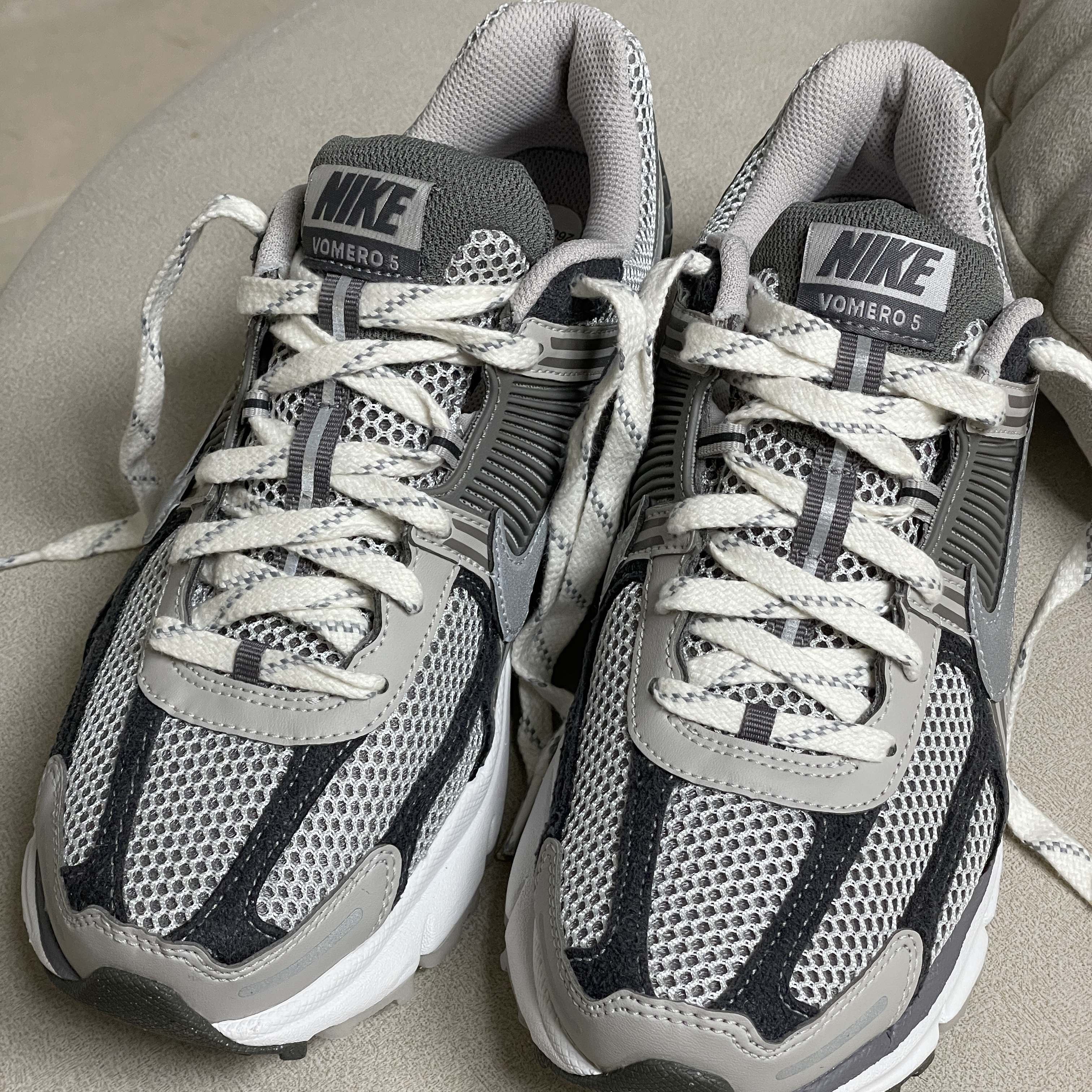 Nike Zoom Vomero 5 PRM Light Iron Ore and Flat Fewter 착용 스타일 - 1