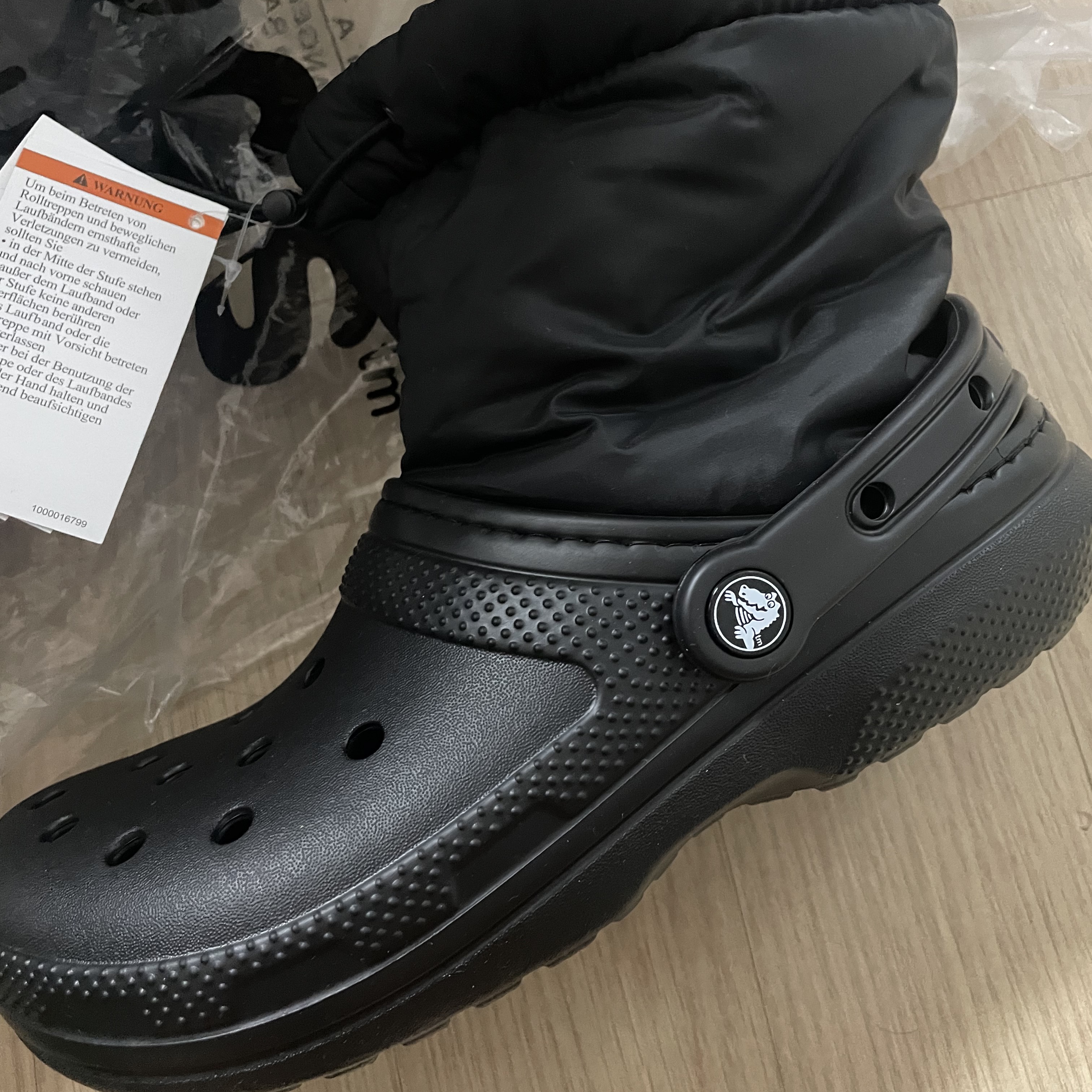 Crocs Classic Lined Neo Puff Boot Black 착용 스타일