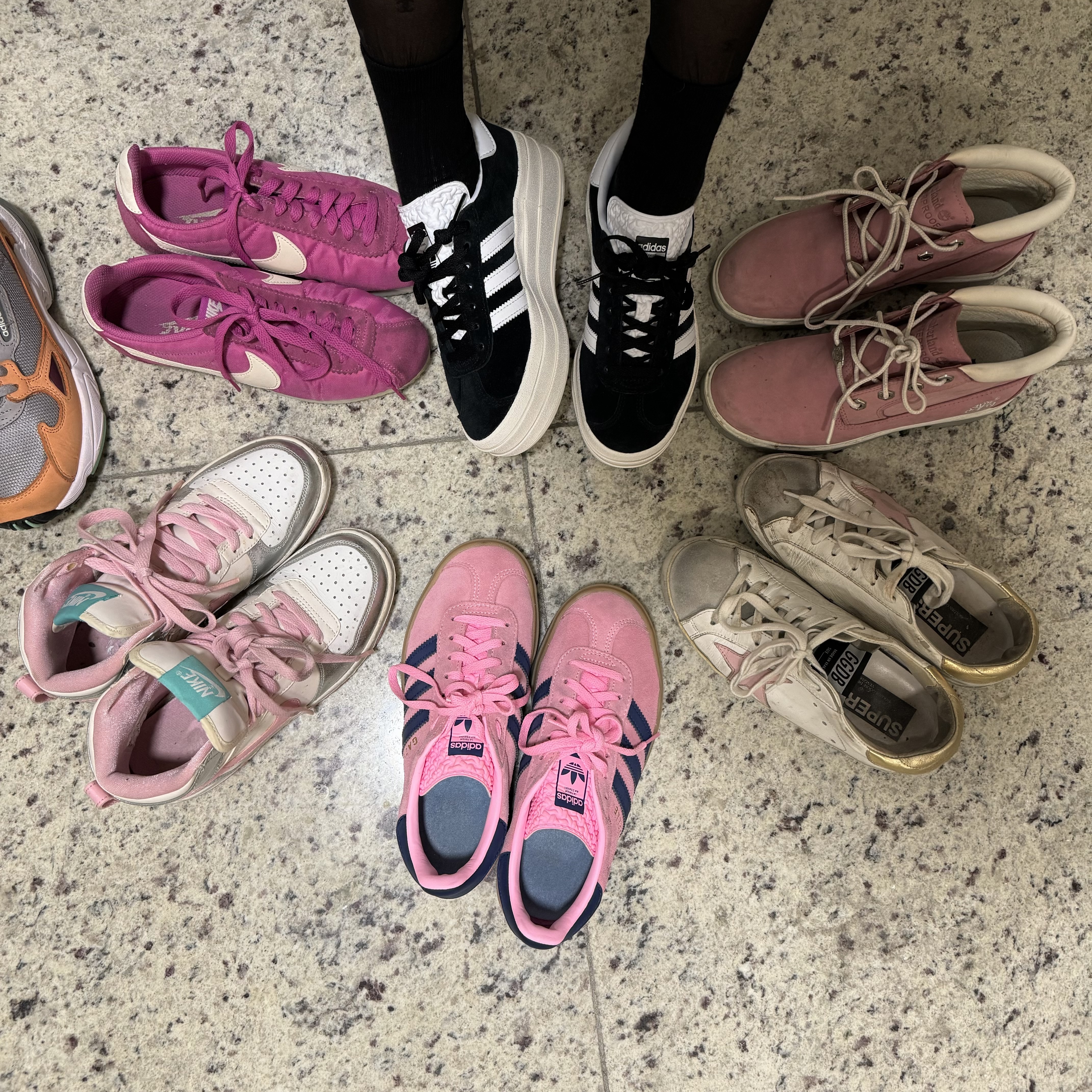 (W) Adidas Gazelle Bold Core Black Cloud White, (W) Adidas Gazelle Bold Pink Glow Victory Blue 착용 스타일 - 3