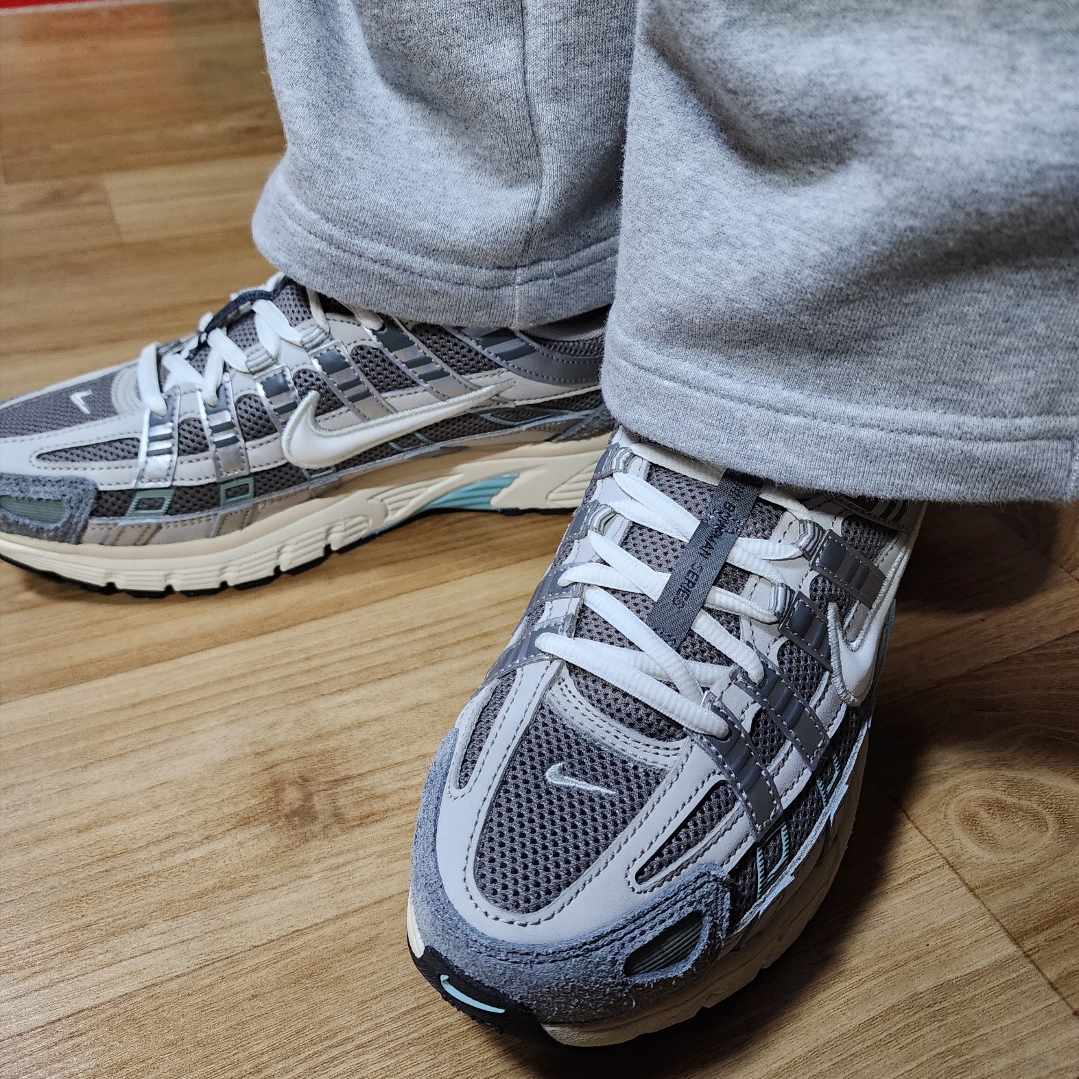 Nike P-6000 Flat Pewter Light Iron Ore 착용 스타일