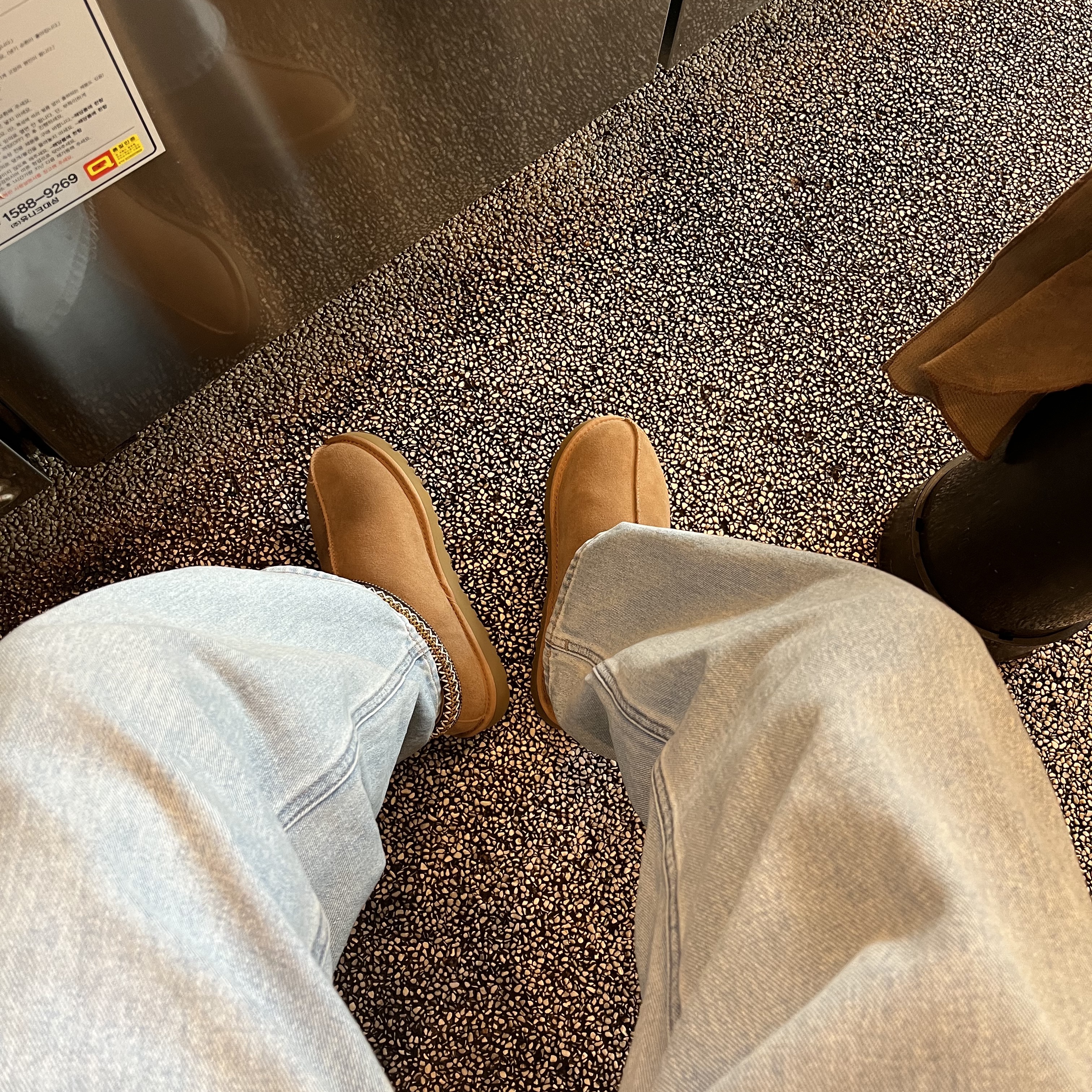 UGG Tasman Slipper Chestnut 착용 스타일 - 2