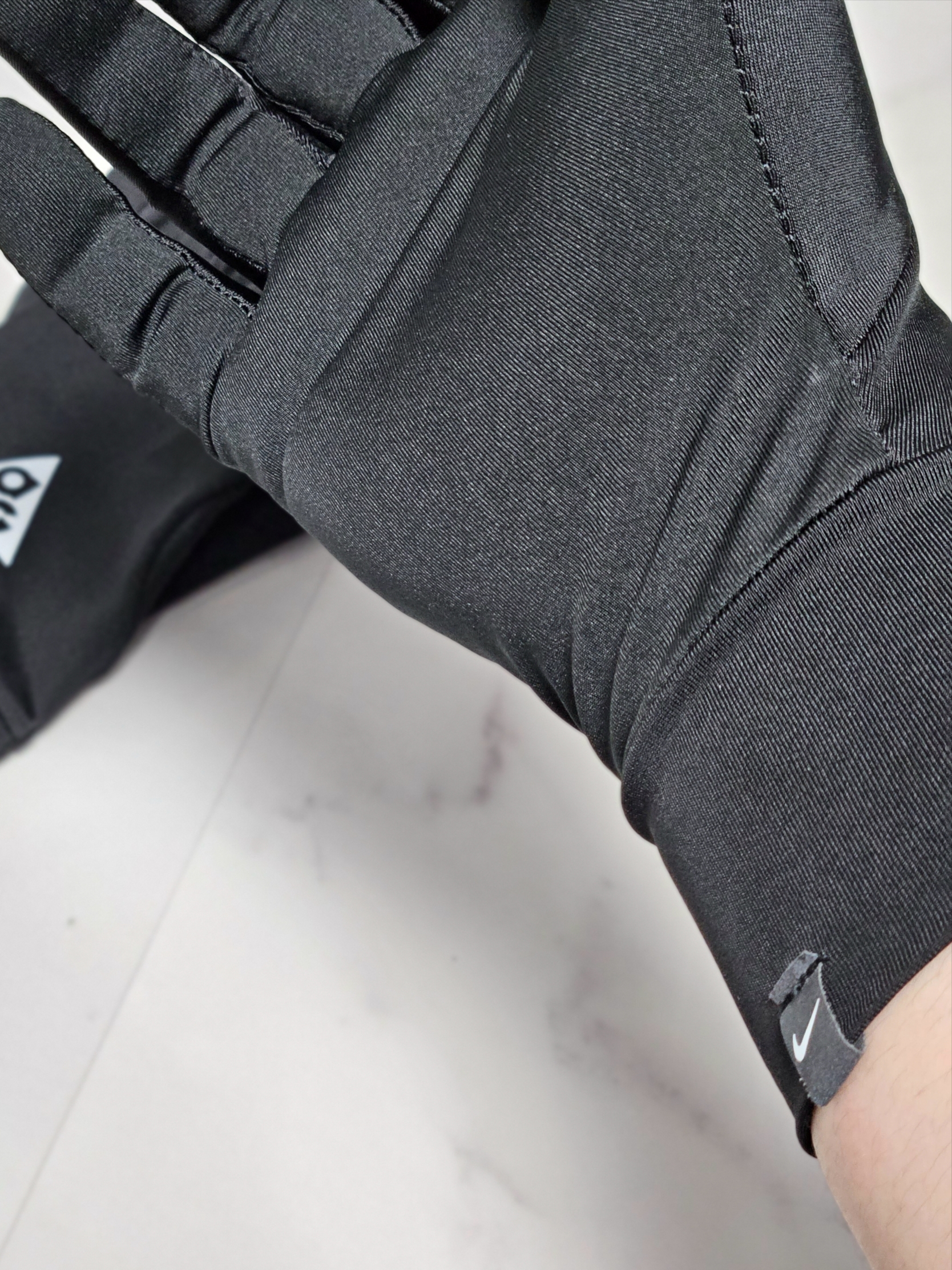 Nike ACG Dri-Fit Lightweight Gloves Black Silver 착용 스타일 - 3