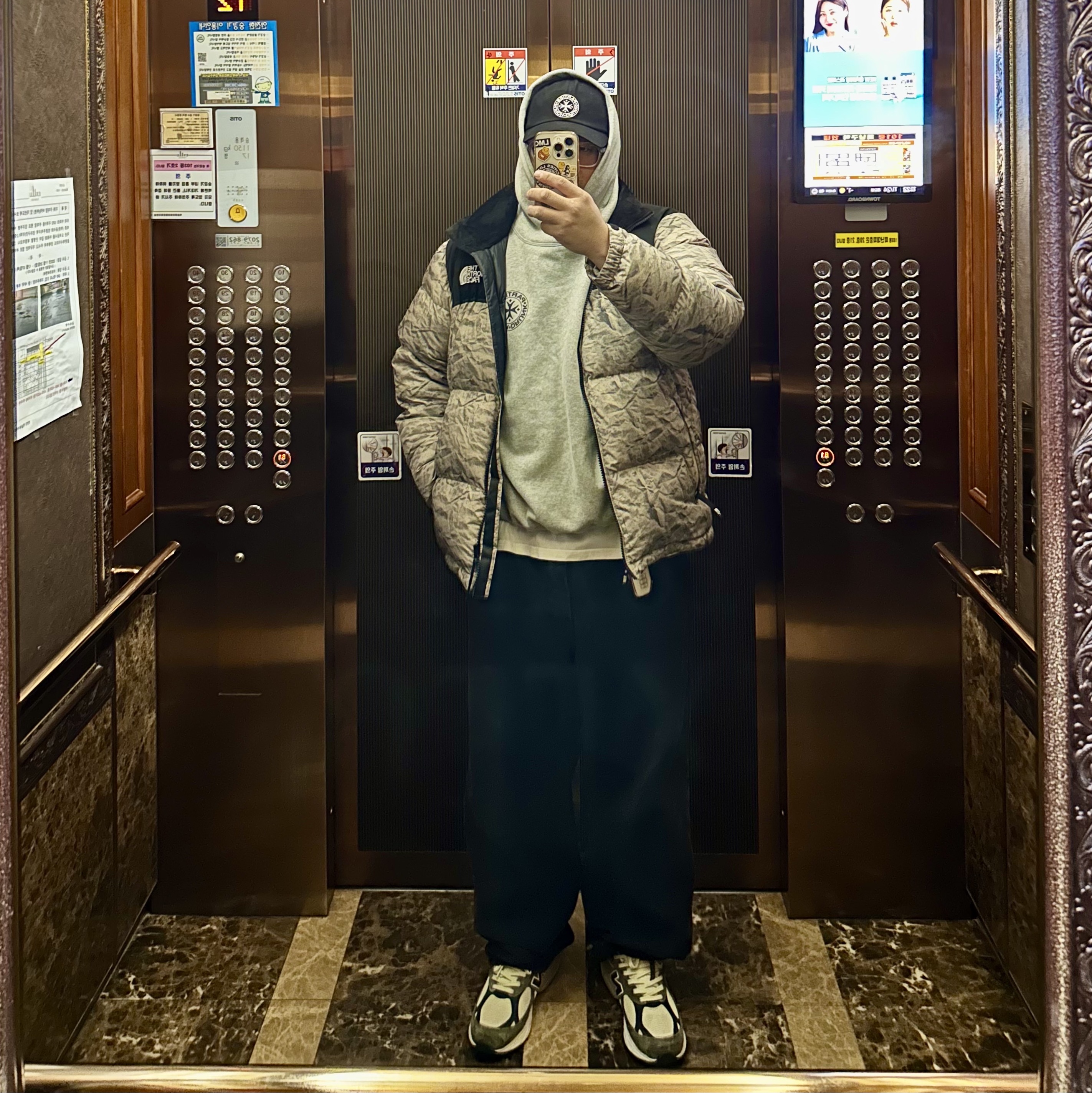 Punch Drunk Parties Circle Logo Cap Black, Punch Drunk Parties Circle Logo Oversized Hoodie Gray 착용 스타일 - 1