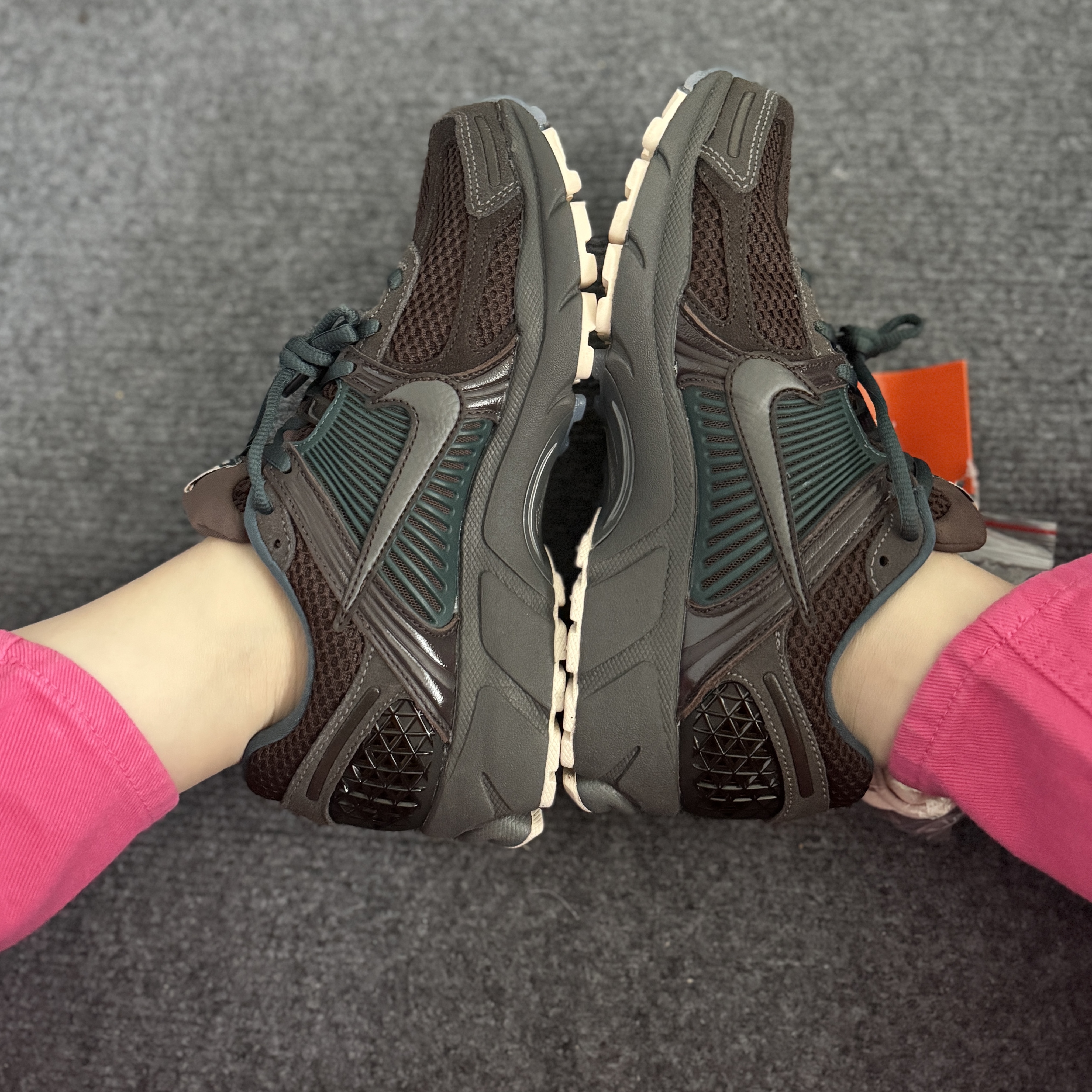 Nike Zoom Vomero 5 Velvet Brown and Medium Ash 착용 스타일 - 2