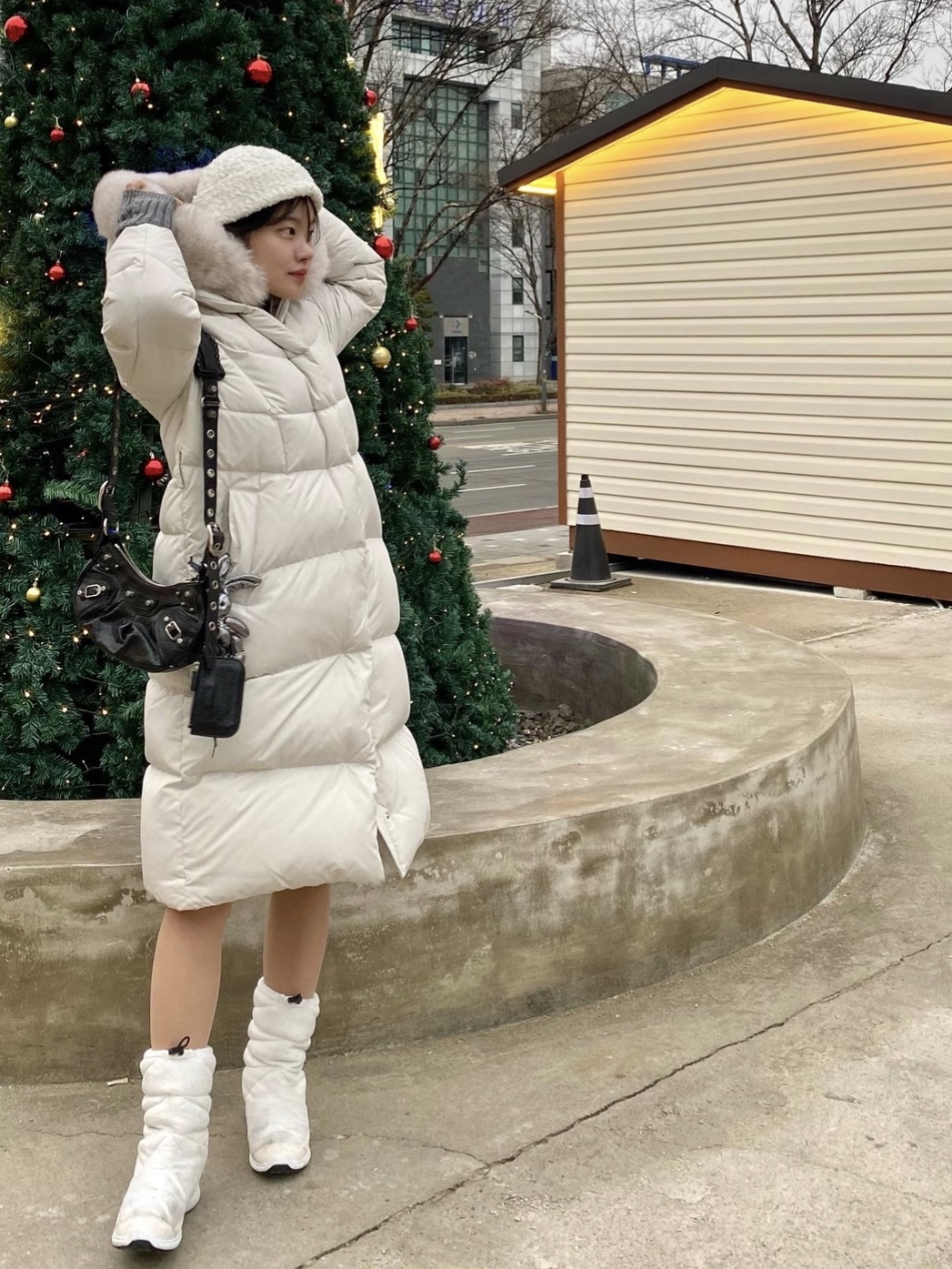 Balenciaga Arena Lambskin Le Cagole XS Shoulder Bag Black, The North Face Nuptse Apres Bootie TNF Black 착용 스타일 - 4