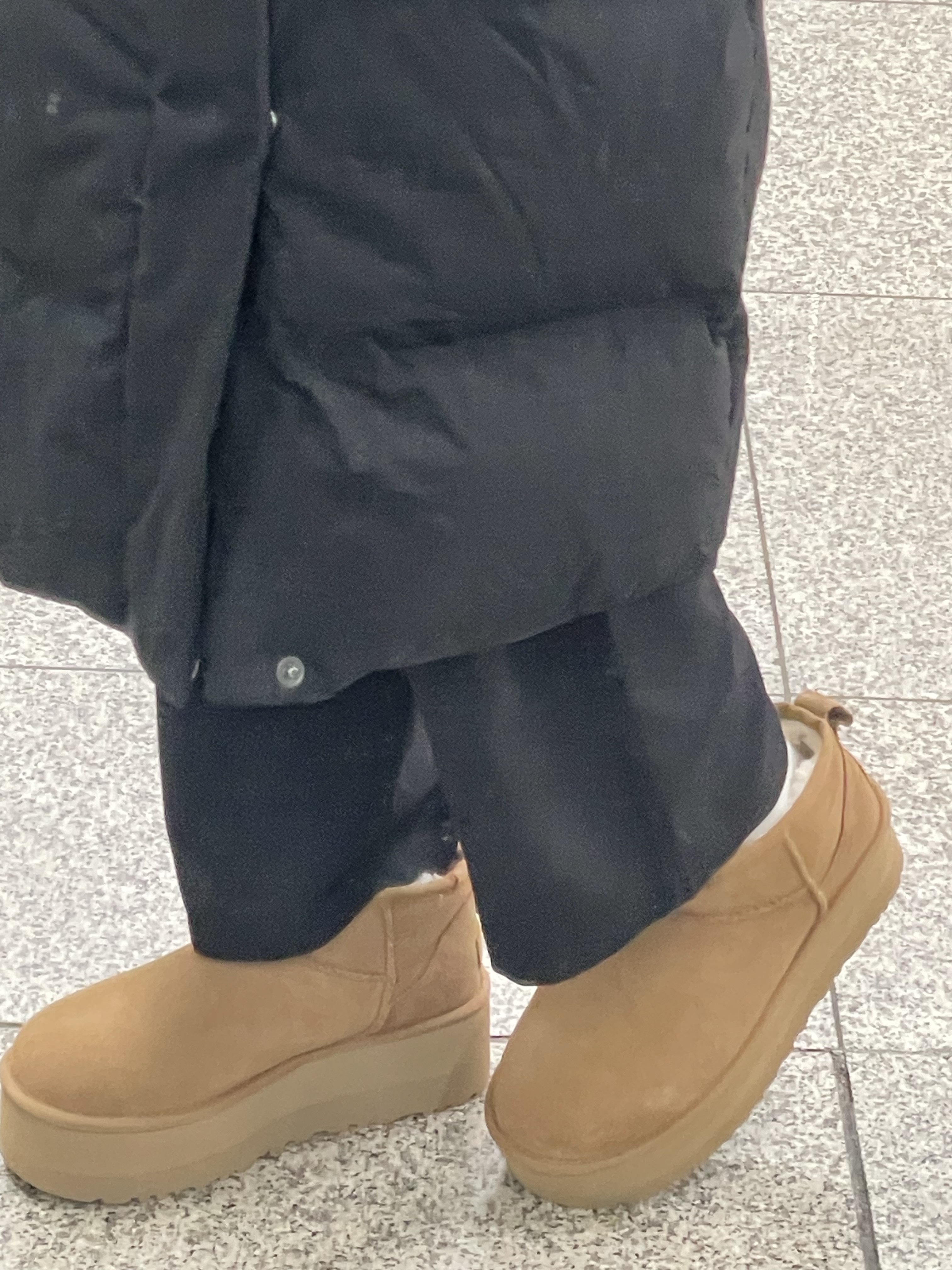 (W) UGG Classic Ultra Mini Platform Boots Chestnut 착용 스타일 - 2