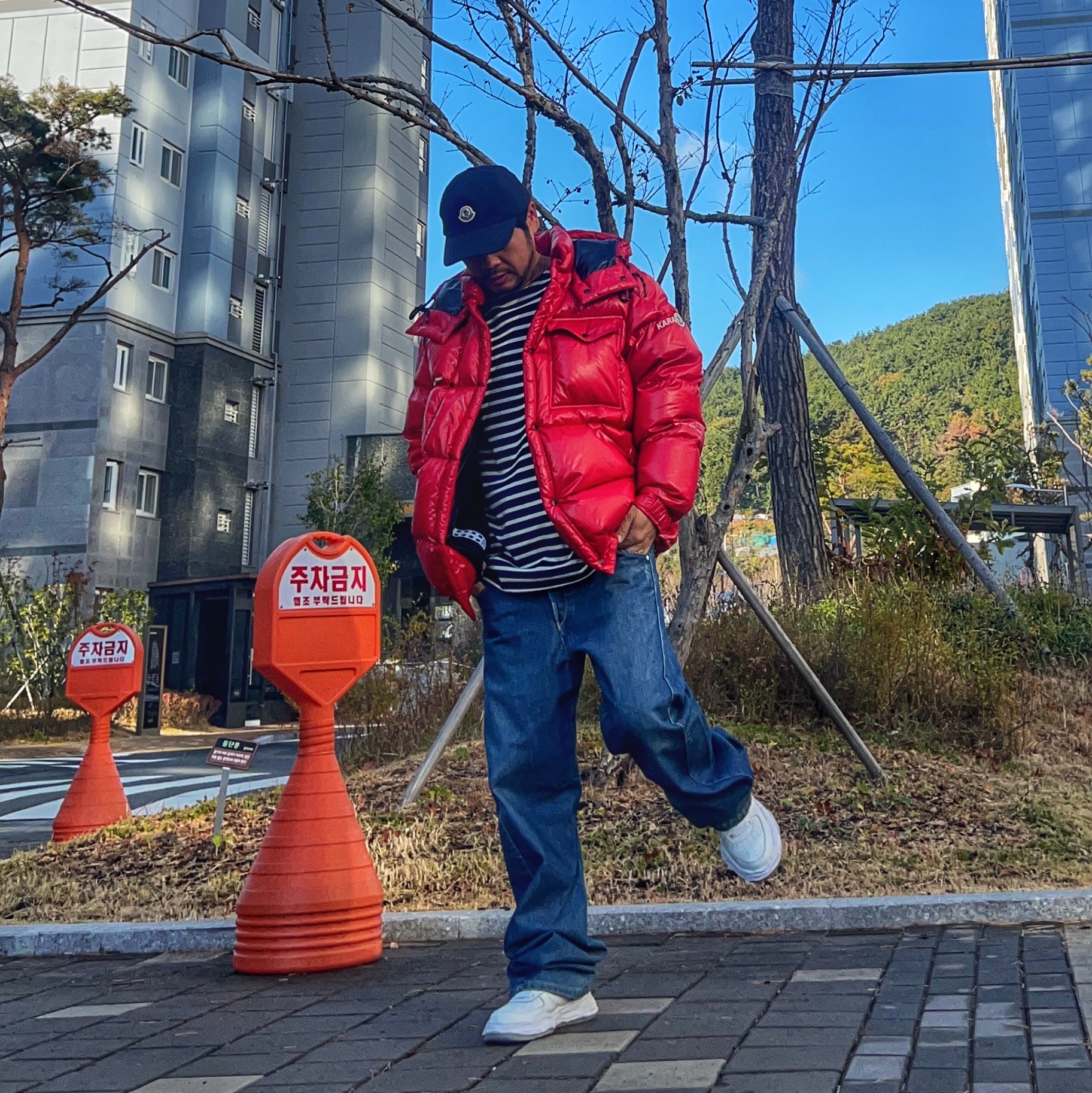 Moncler x Fragment Anthemium Short Down Jacket Cherry Red - 22FW, Maison Mihara Yasuhiro Wayne OG Sole Washed Canvas Low-top Sneakers White 착용 스타일 - 2