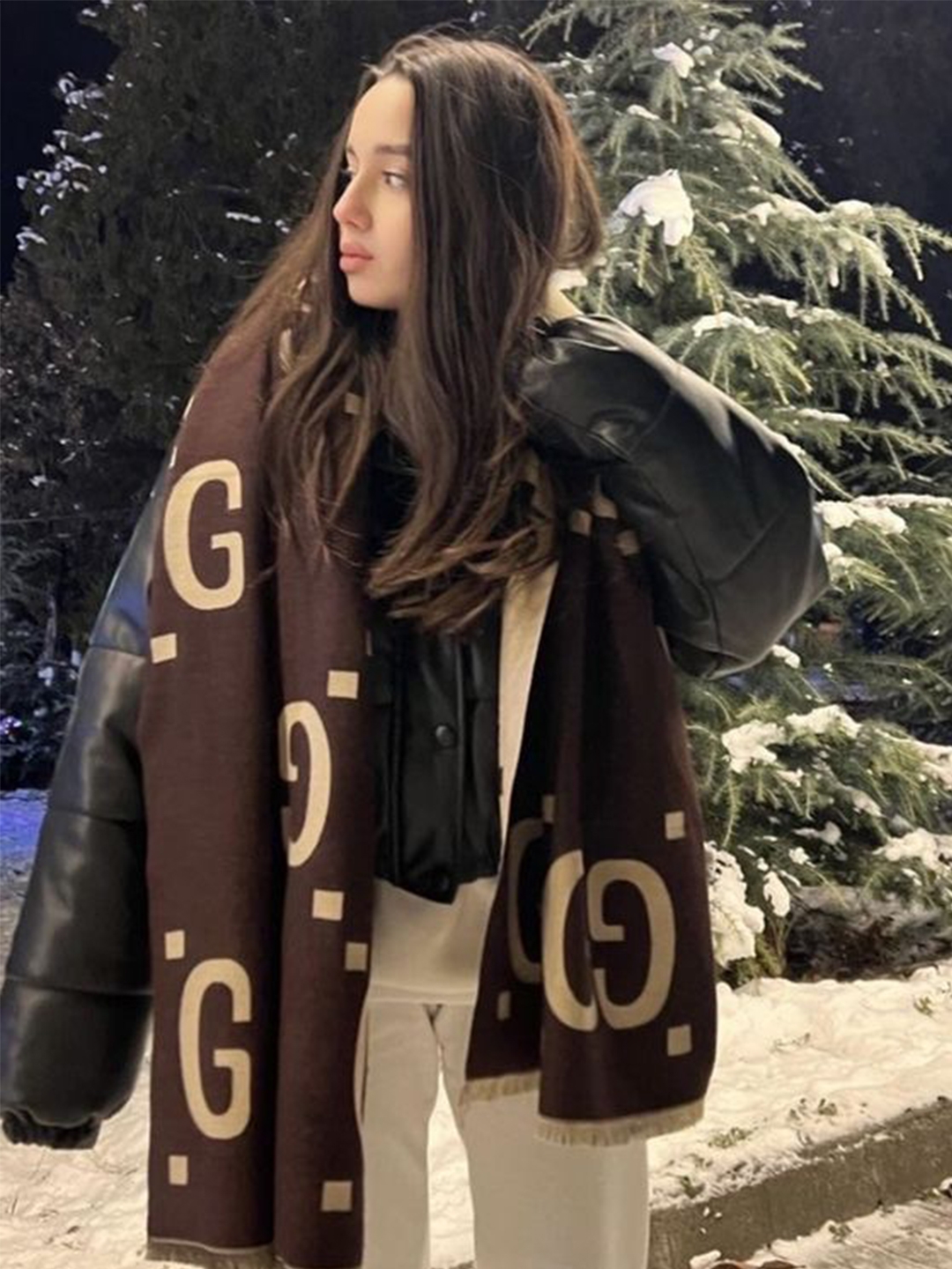 (W) Gucci GG Jacquard Wool Silk Scarf Brown Beige 착용 스타일 - 4