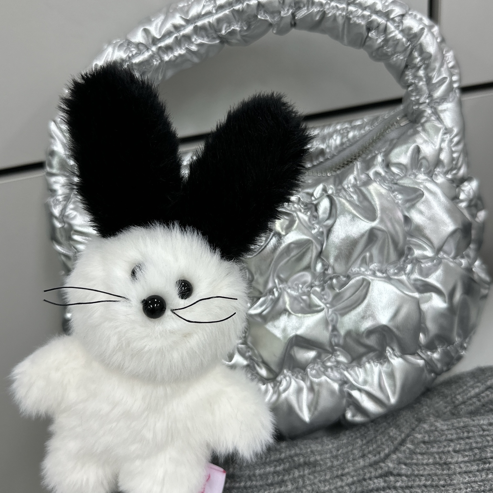 COS Quilted Micro Bag Silver 착용 스타일