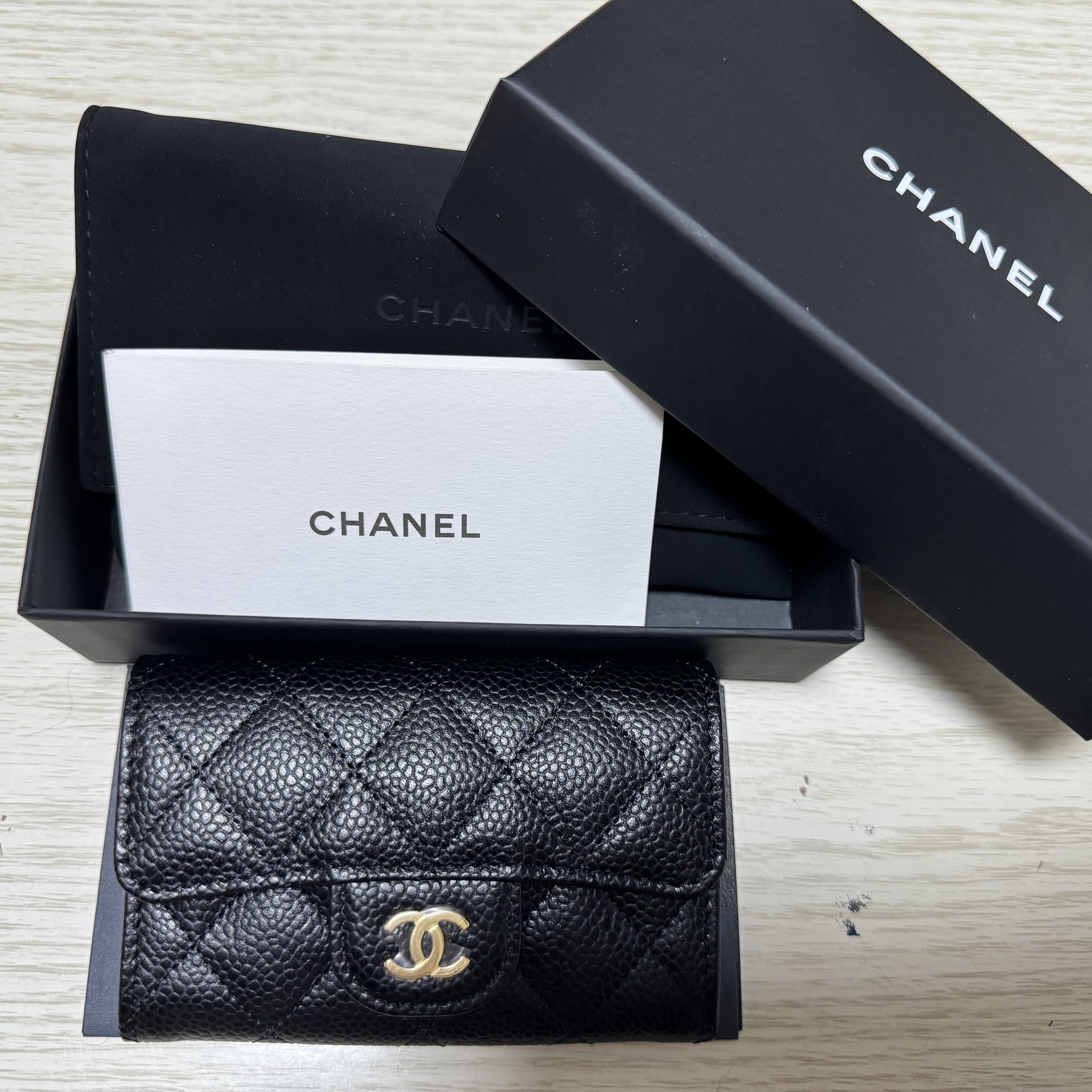Chanel Classic Card Holder Grained Calfskin & Gold Black 착용 스타일 - 1