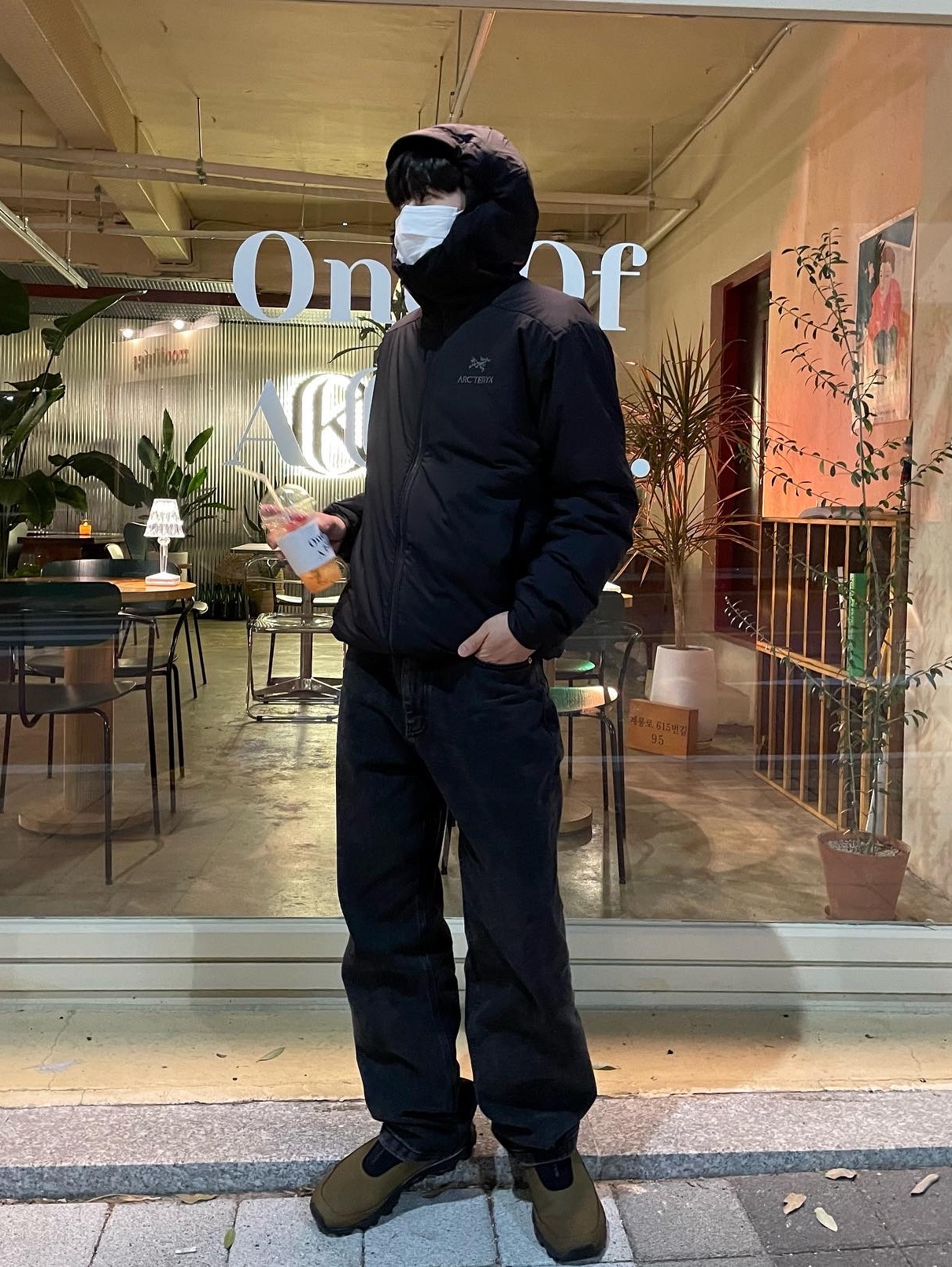 Arc'teryx Atom AR Hoody Black, Salomon RX Snow Moc 2 ADV Kangaroo 착용 스타일 - 1