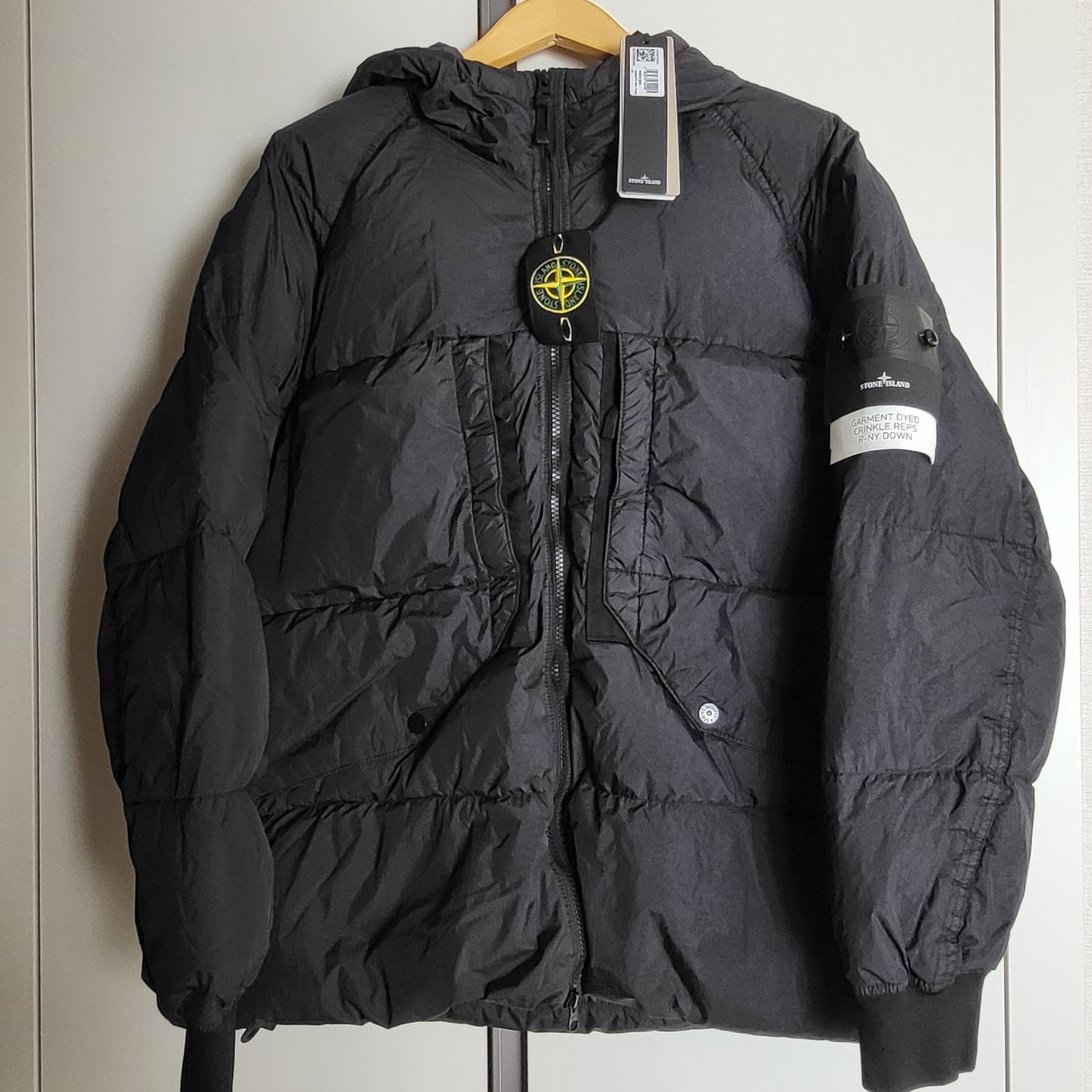 Stone Island 40723 Garment Dyed Crinkle Reps Recycled Nylon Hooded Down Jacket Black - 23FW 착용 스타일