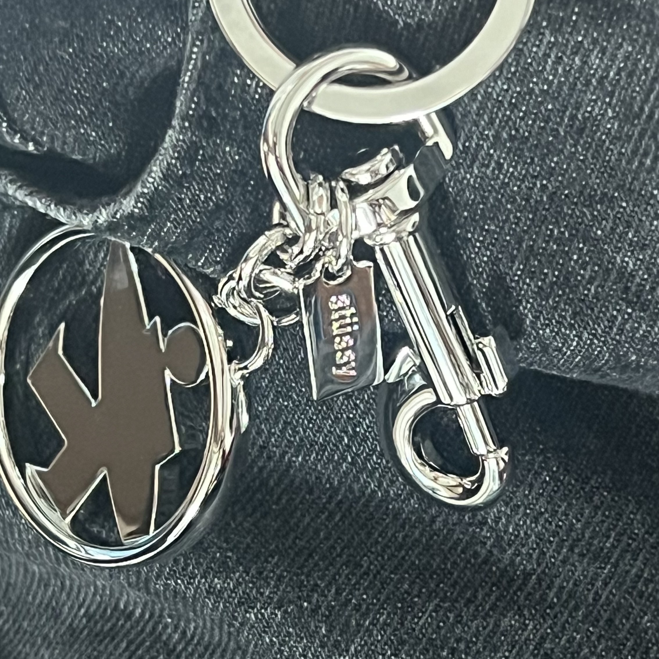Stussy Surfman Keychain Silver 착용 스타일 - 1
