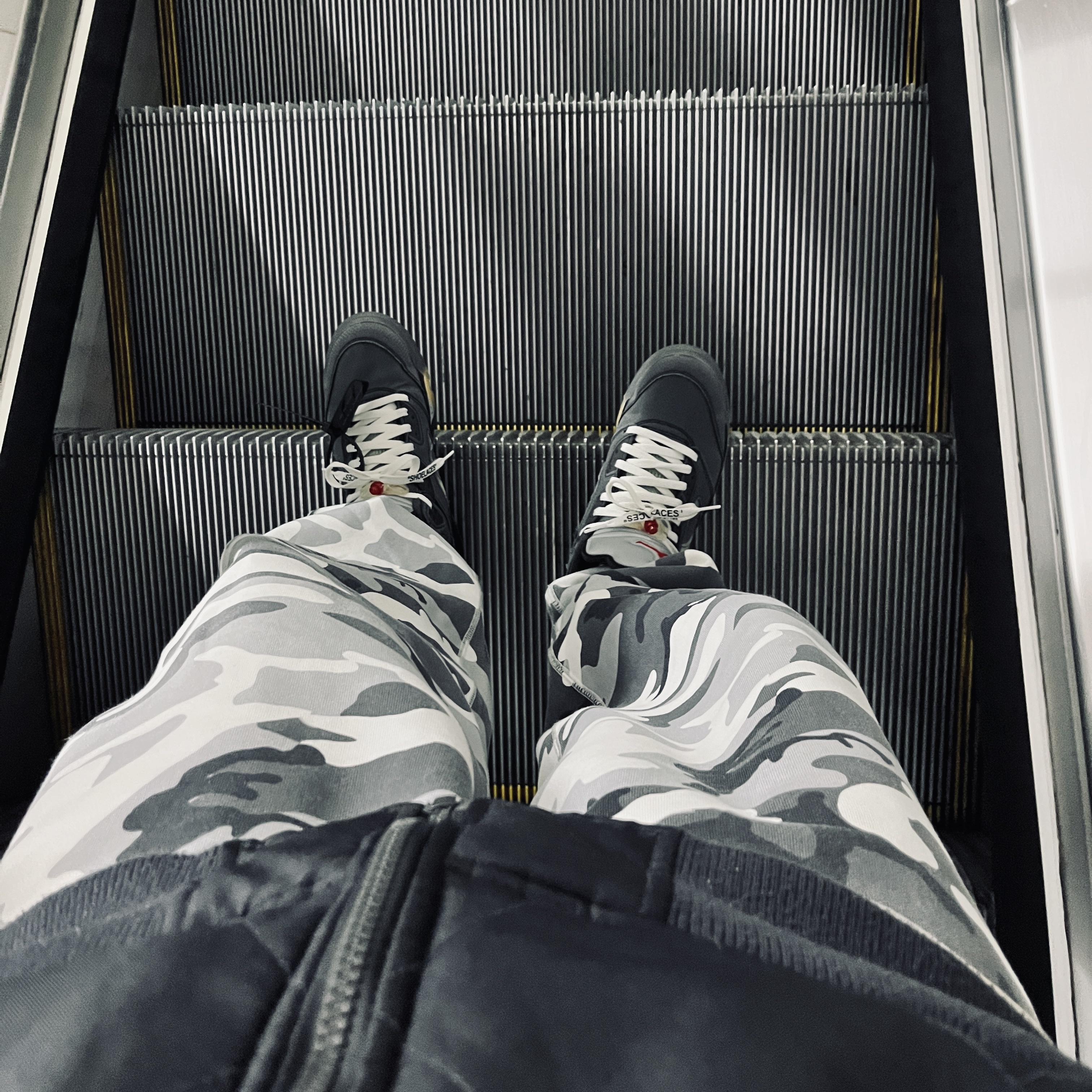 Jordan 5 x Off-White Retro SP Black Muslin 착용 스타일 - 2
