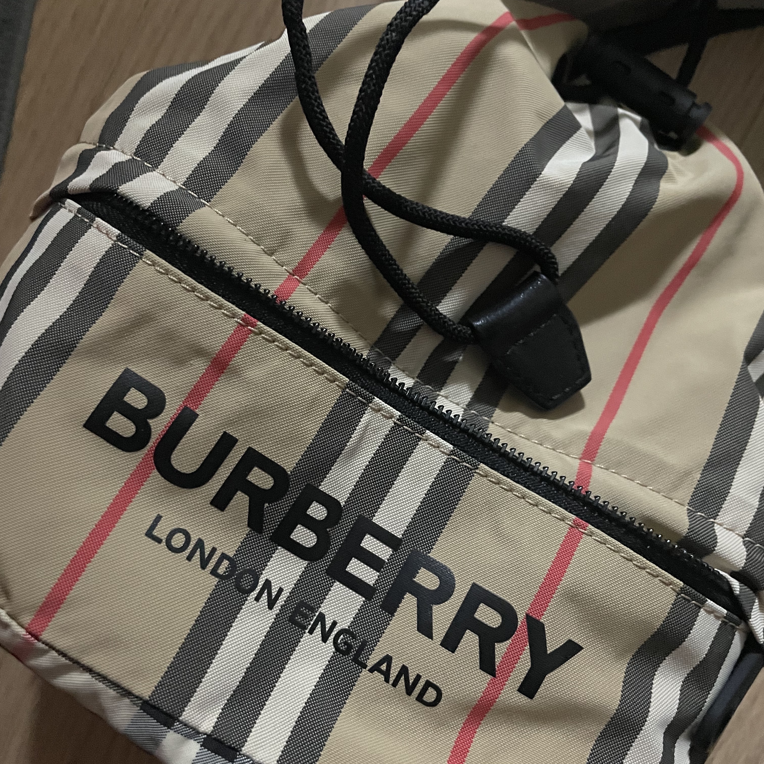 Burberry Icon Stripe Econyl Drawcord Pouch Archive Beige 착용 스타일