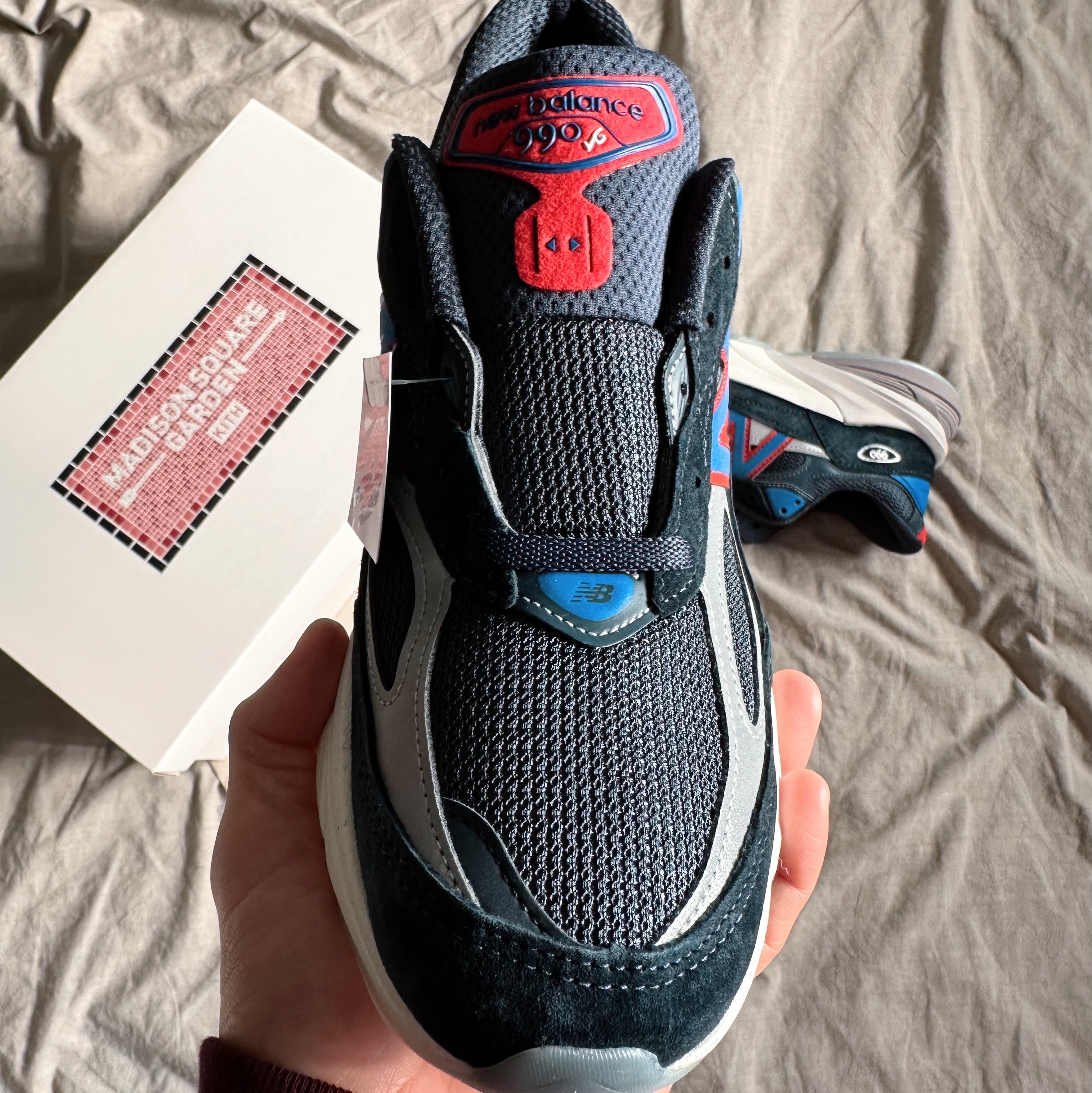 New Balance x Kith x Madison Square Garden 990v6 Made in USA Navy 착용 스타일 - 5
