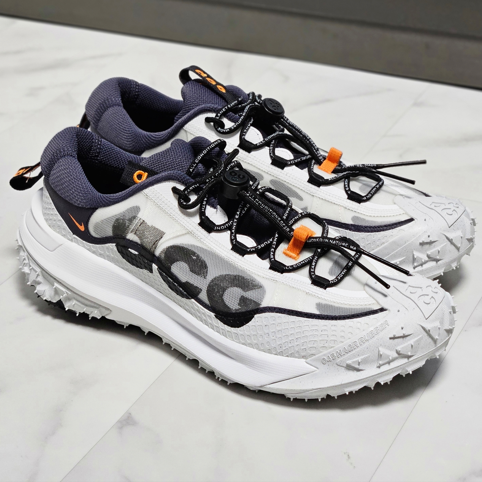 Nike ACG Mountain Fly 2 Low Summit White and Bright Mandarin 착용 스타일 - 10